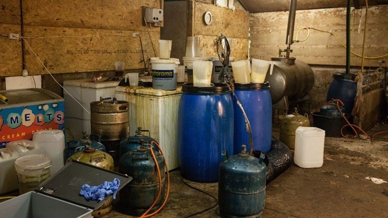 De politie heeft een 36-jarige man uit Grootegast aangehouden wegens mogelijke betrokkenheid bij een drugslab in Kootstertille..