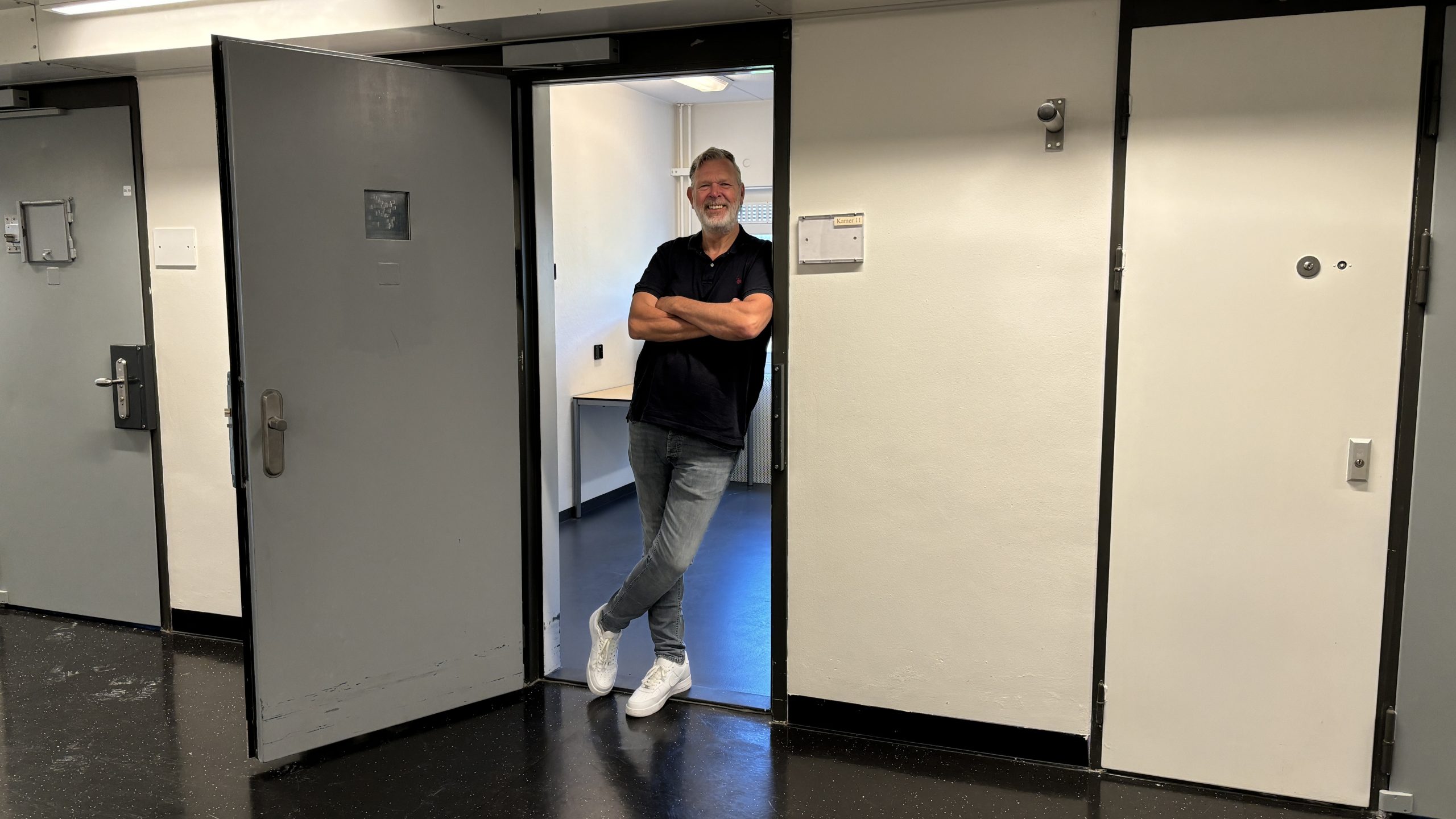 Directielid Rudy Sinnema van PI Veenhuizen in de deuropening van één van de kamers van de jeugdinrichting