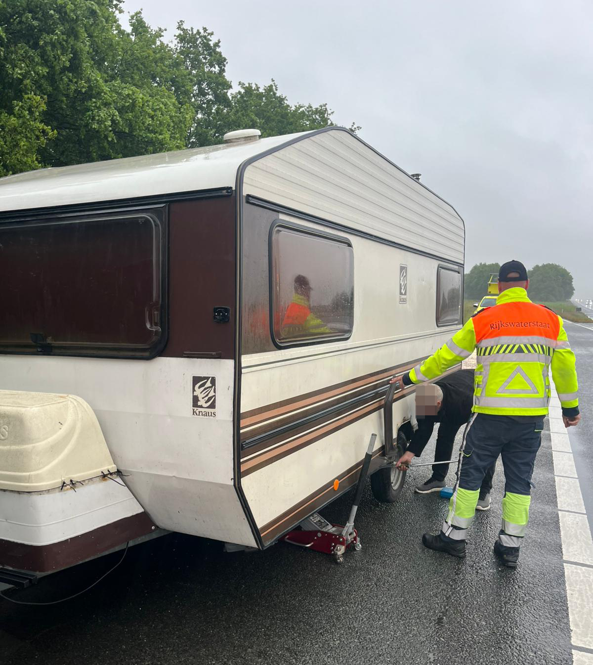 Vakantieplannen kortstondig op drift door los wiel op A7 bij Boerakker