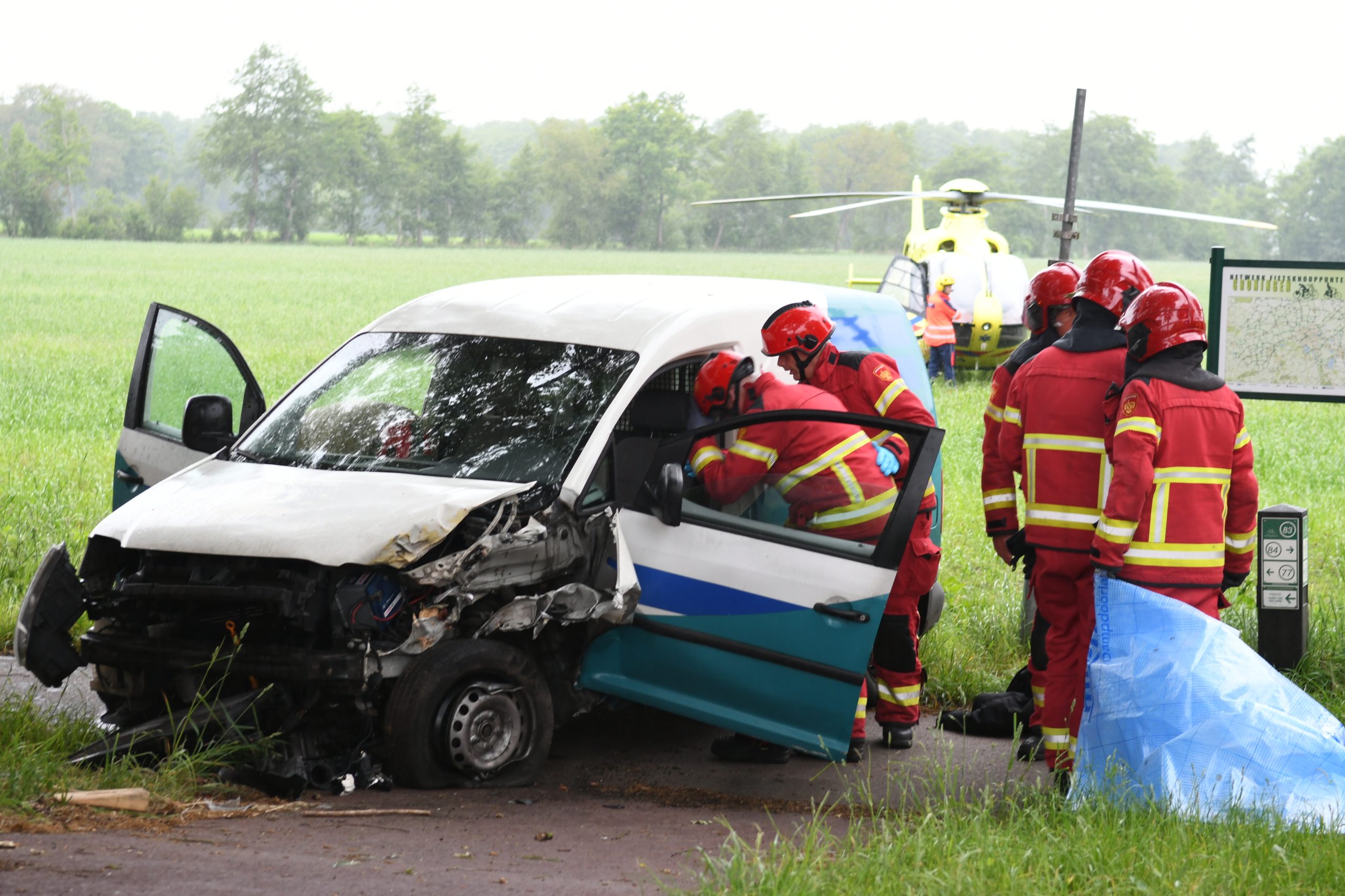 Auto botst tegen boom op Haarsterweg