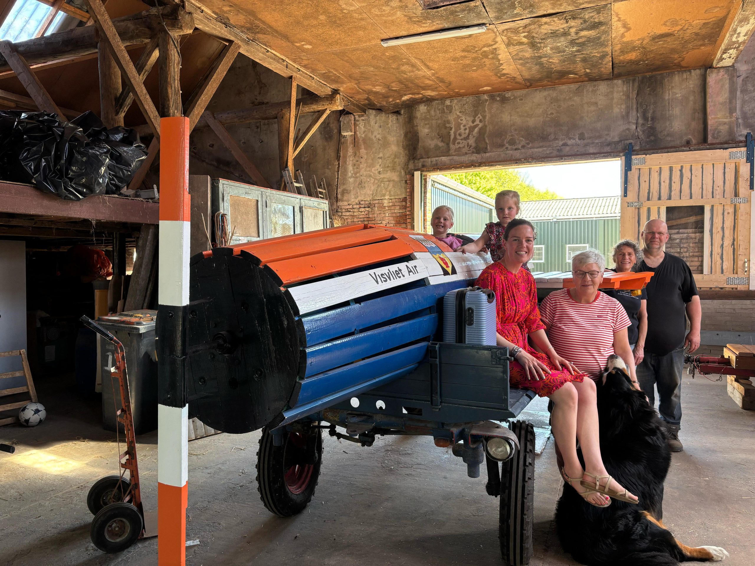 Versierde wagenoptocht 5 mei Visvliet