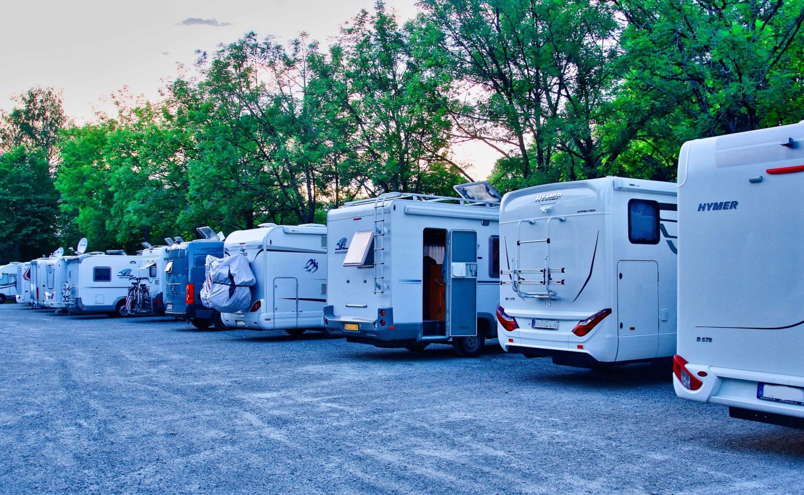 campers op rij - stock pixabay