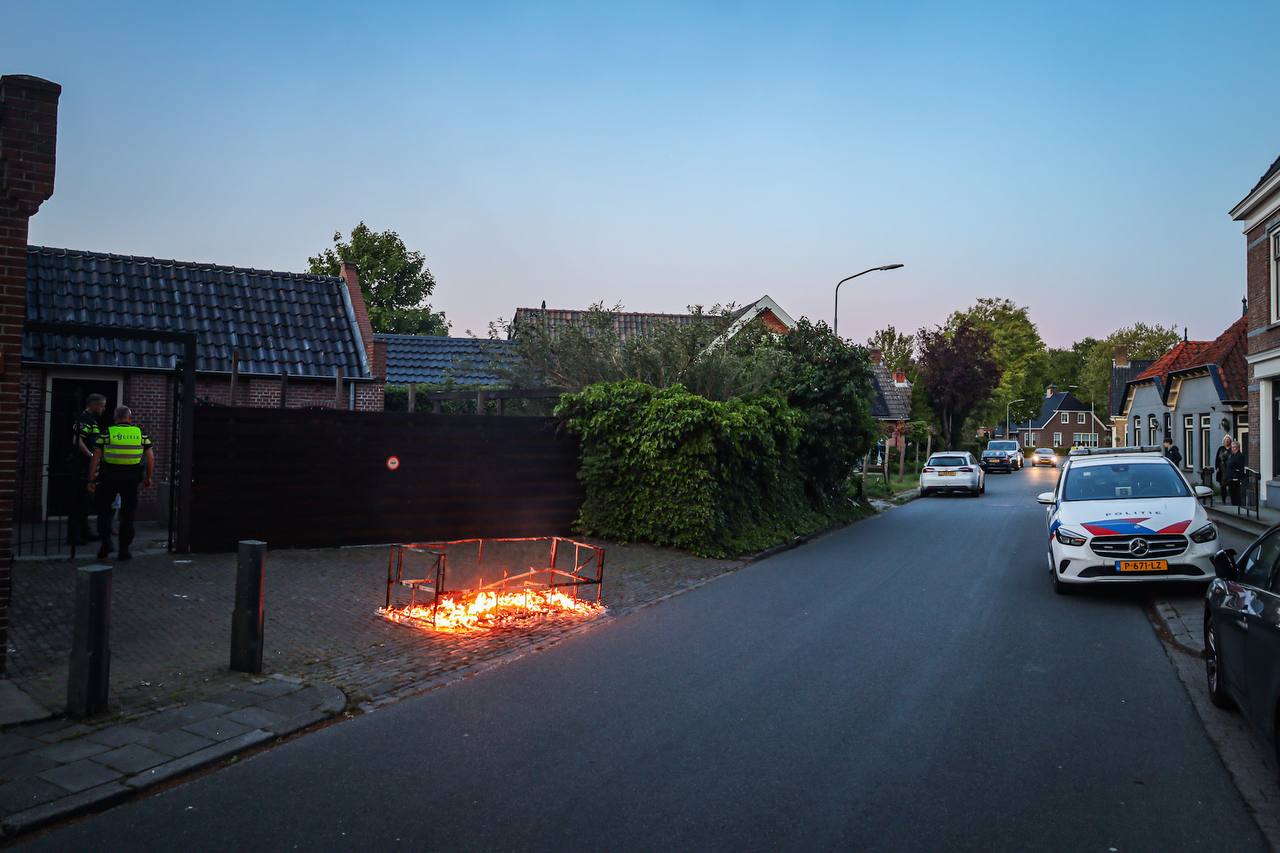 Politie en brandweer rukken uit voor brandend tuinbankje in Tolbert