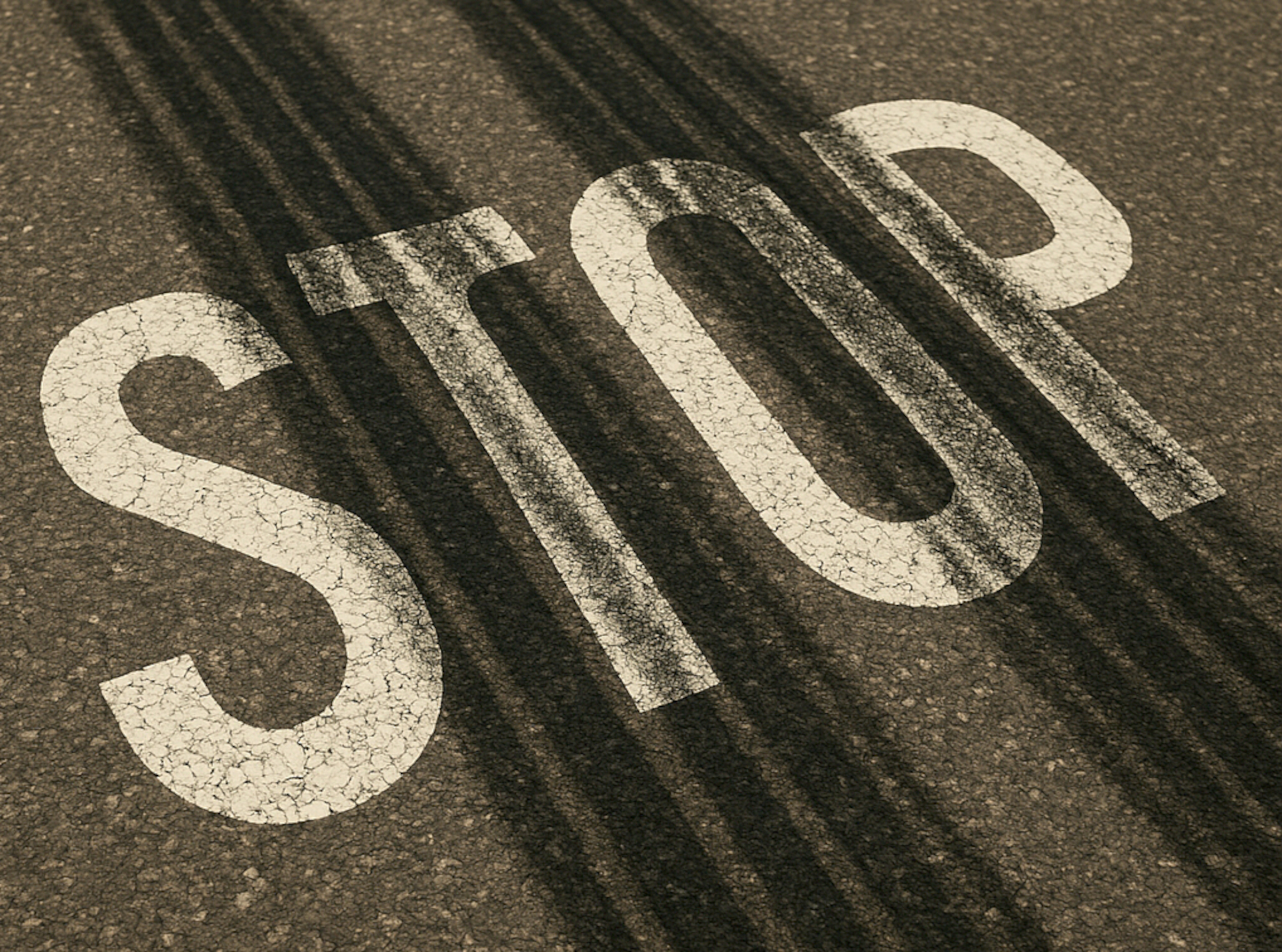 wegwek STOP met remsporen