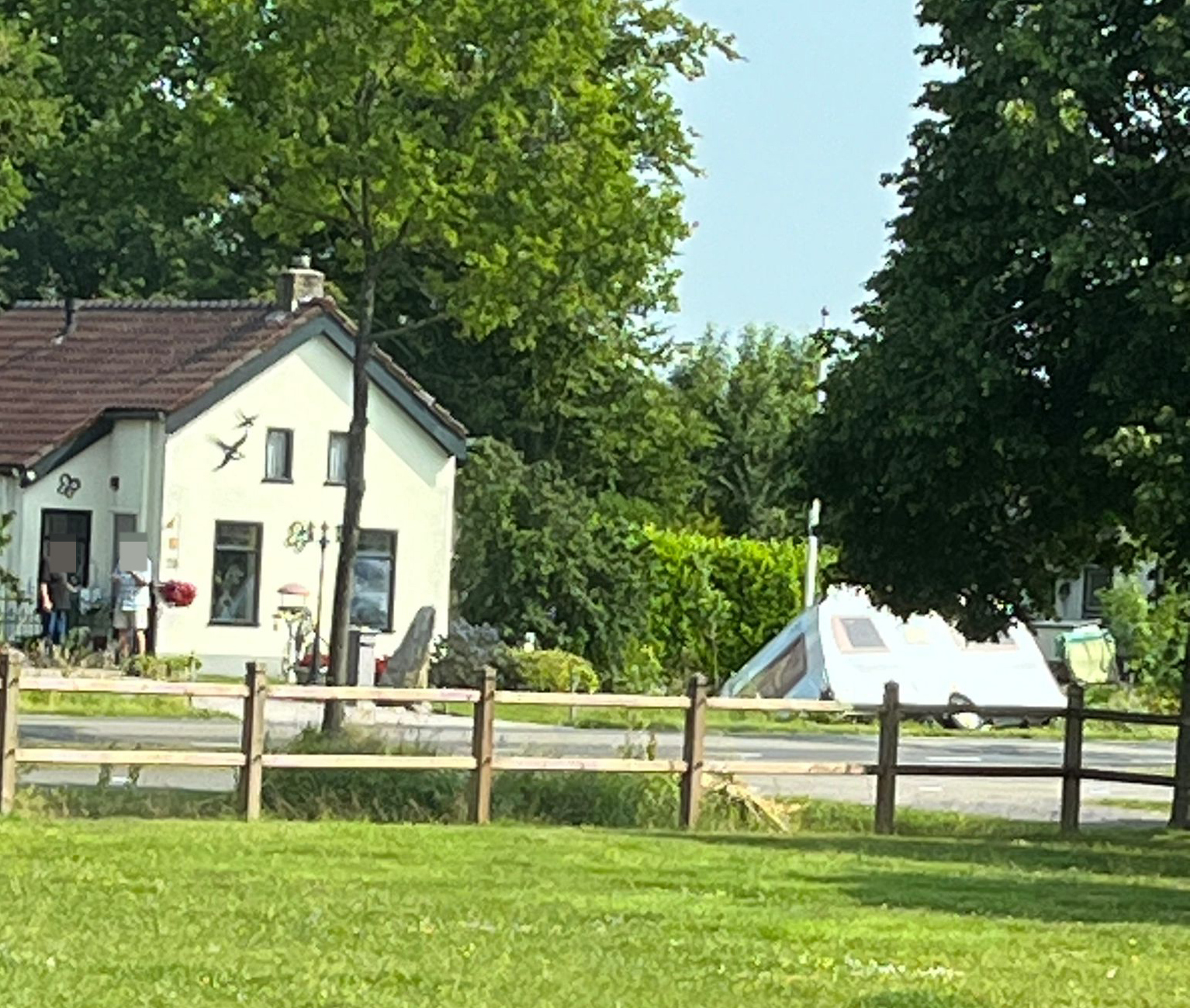 Caravan raakt los van auto en belandt in greppel in Tolbert