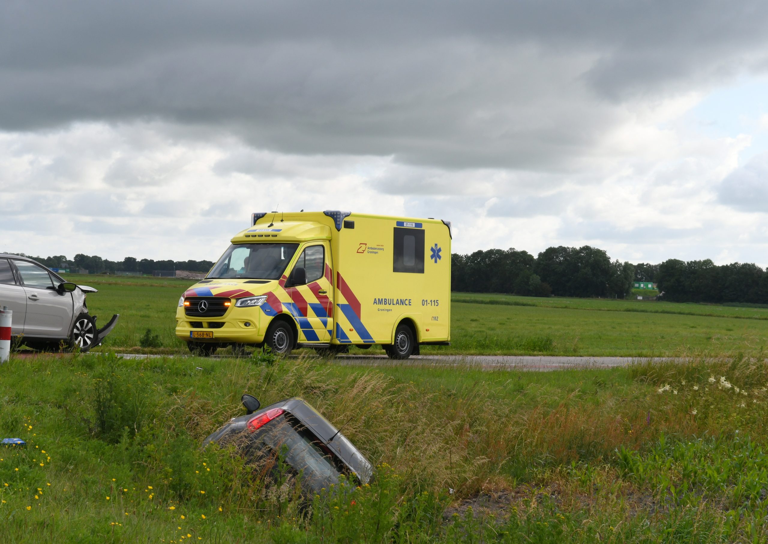 Auto's botsen op kruising in Grootegast
