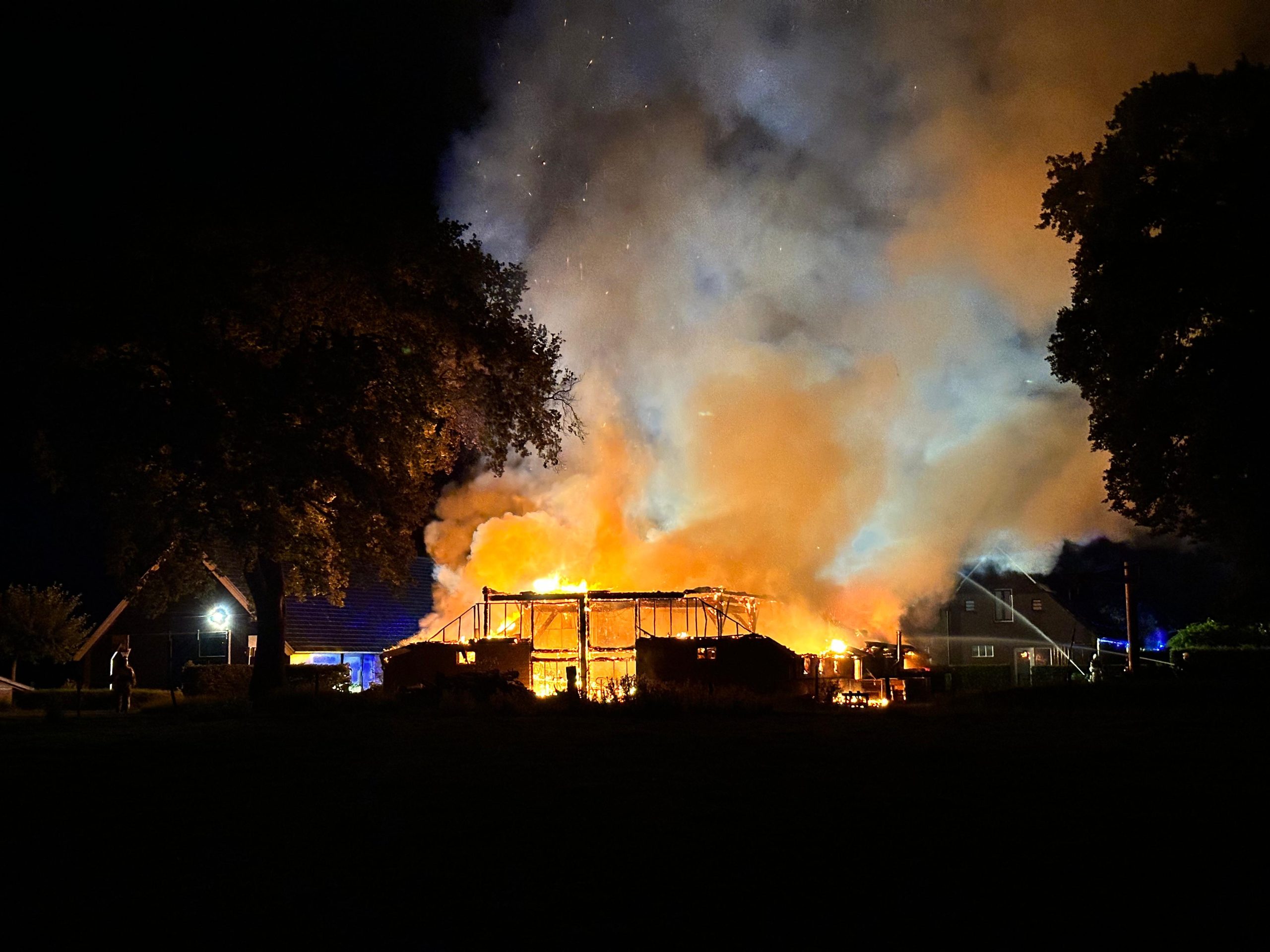 Felle brand verwoest schuur op terrein zorginstelling Cosis in Peest