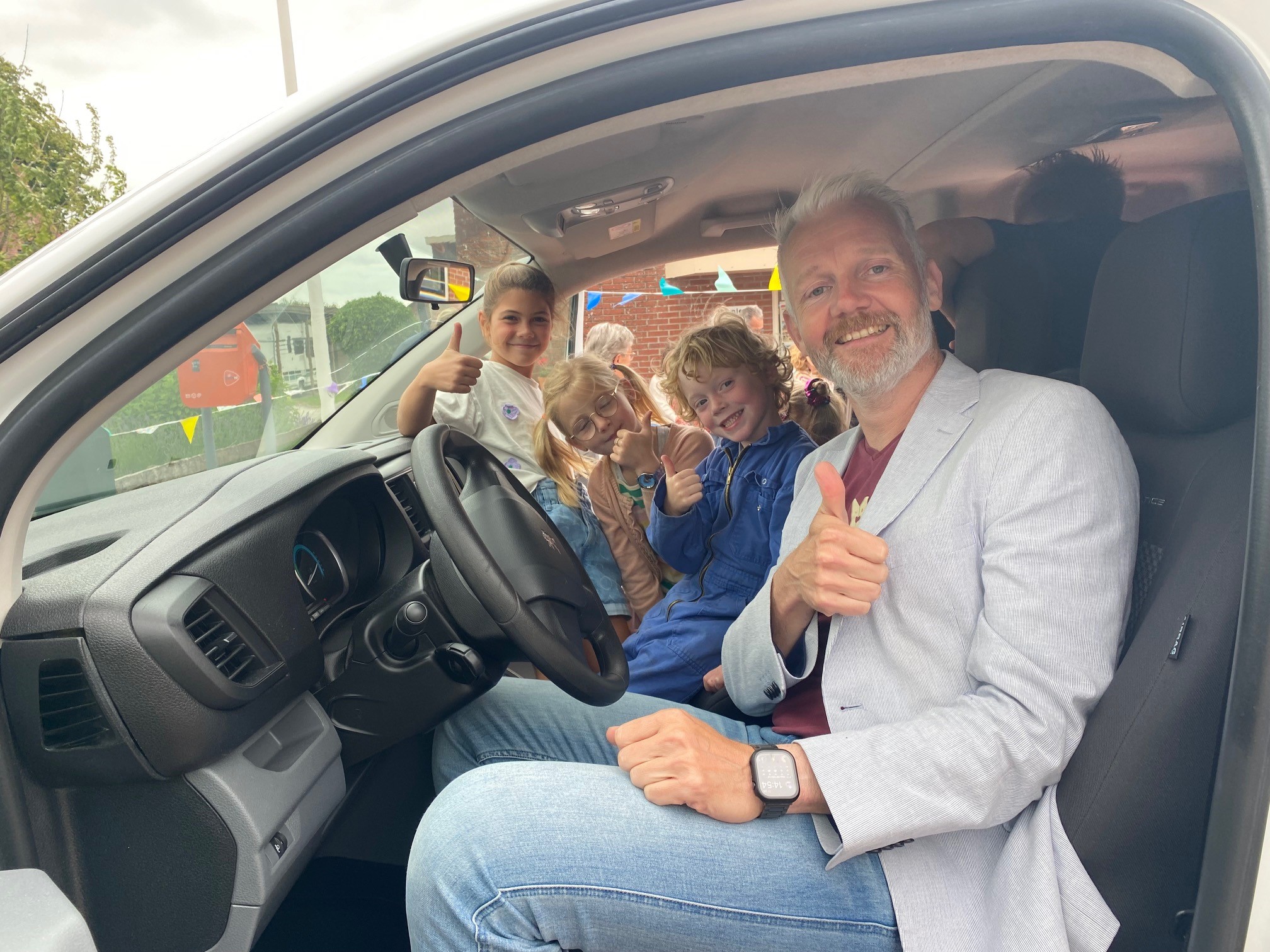 Bé Schollema in de elektrische schoolbus Lauwerzijl