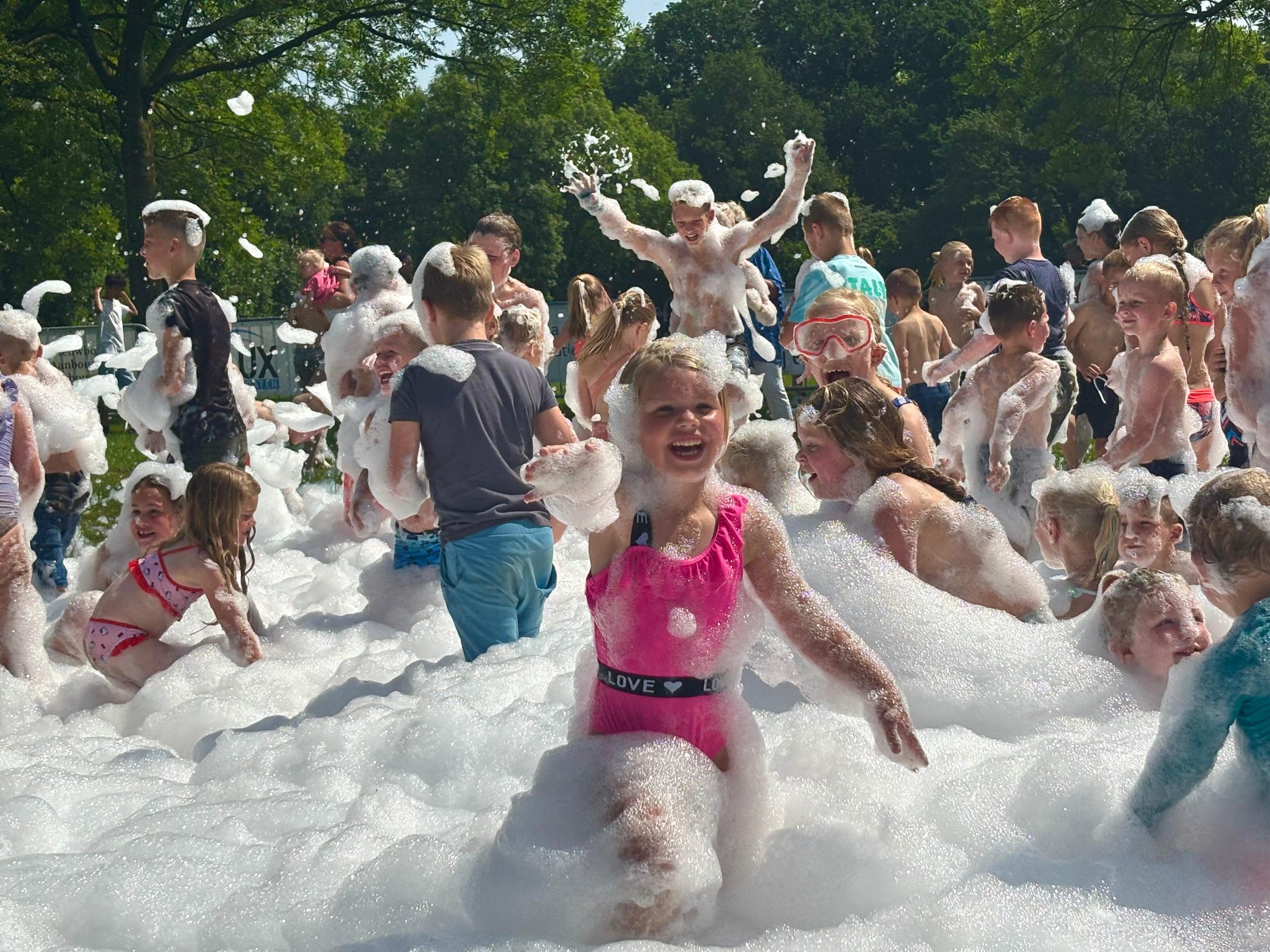 schuimparty grootegast Dorpsfeest