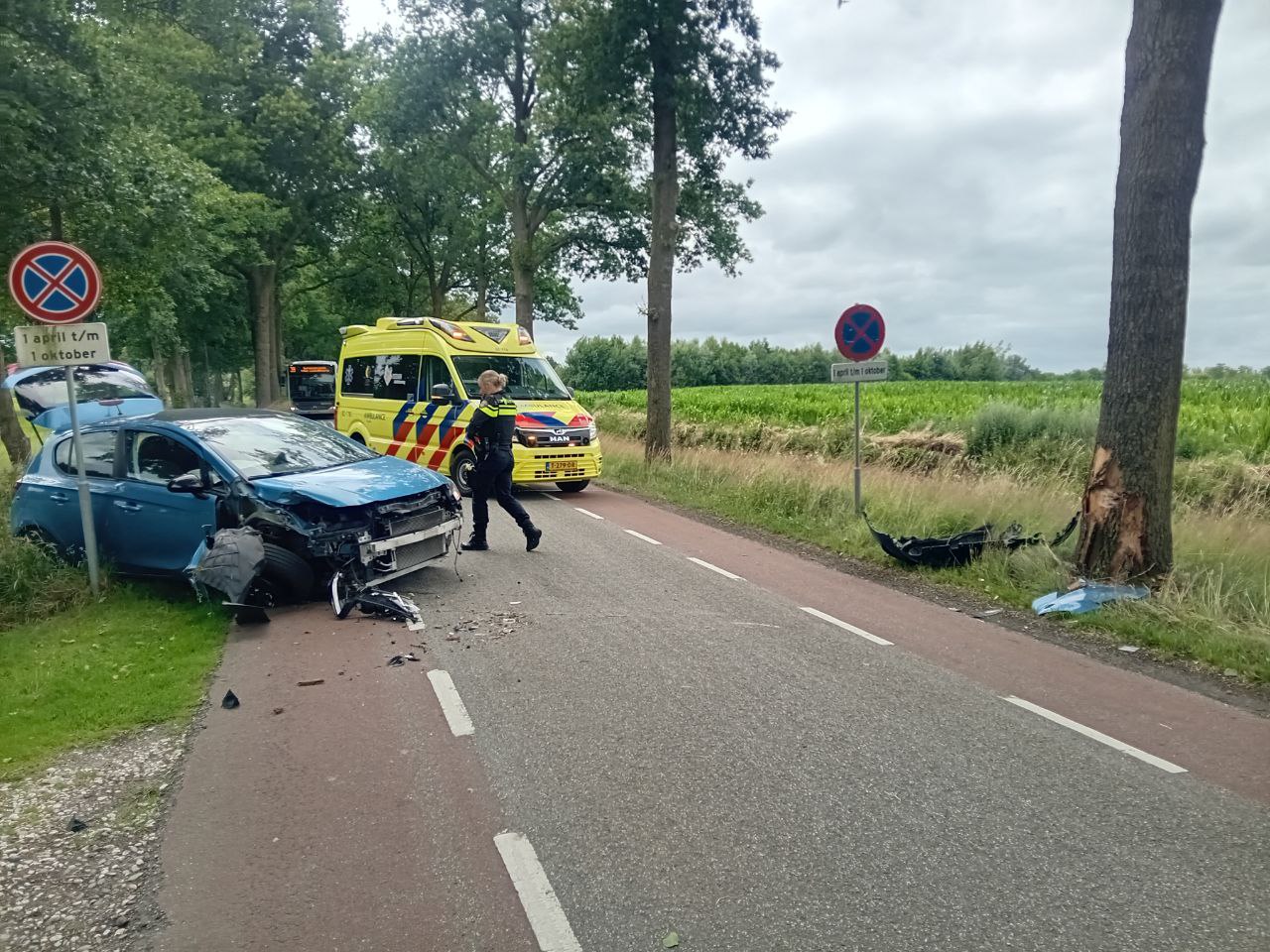 Auto tegen boom op Kaleweg