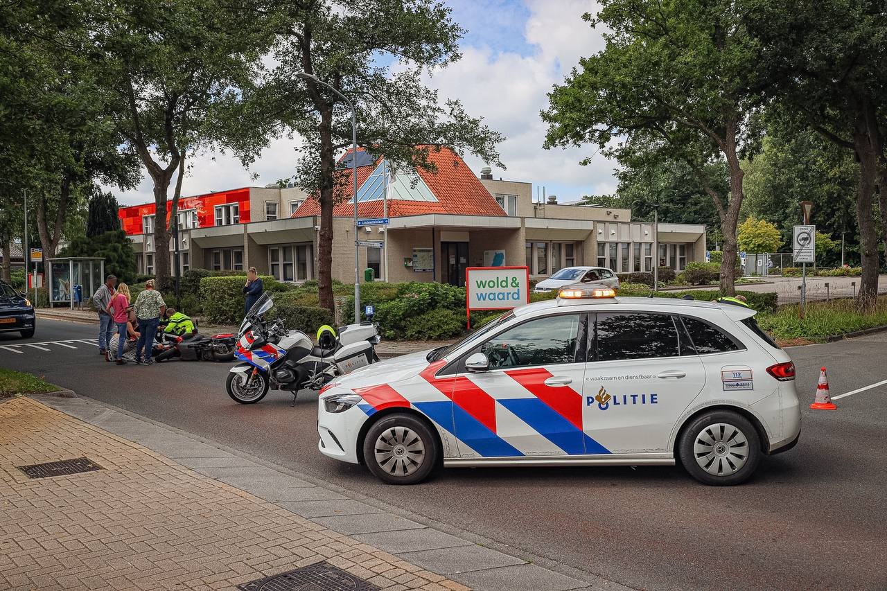 Fietser en scooter botsen op Lindensteinlaan in Leek