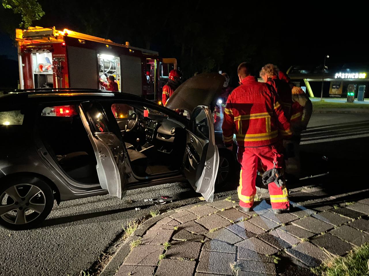 Autobrand op parkeerplaats langs A7 bij Marum