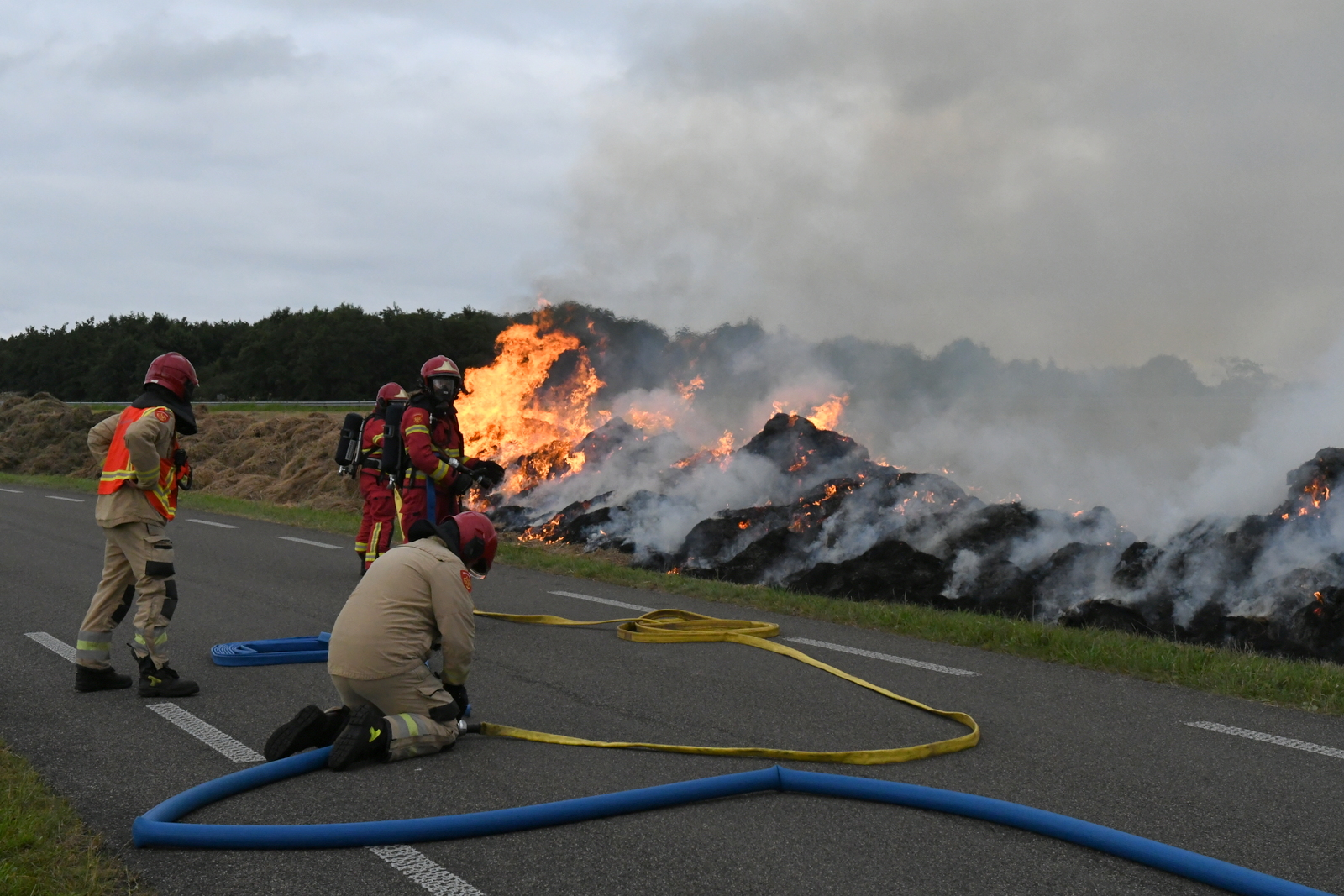 Hevige buitenbrand bij Marum zorgt voor rook over A7