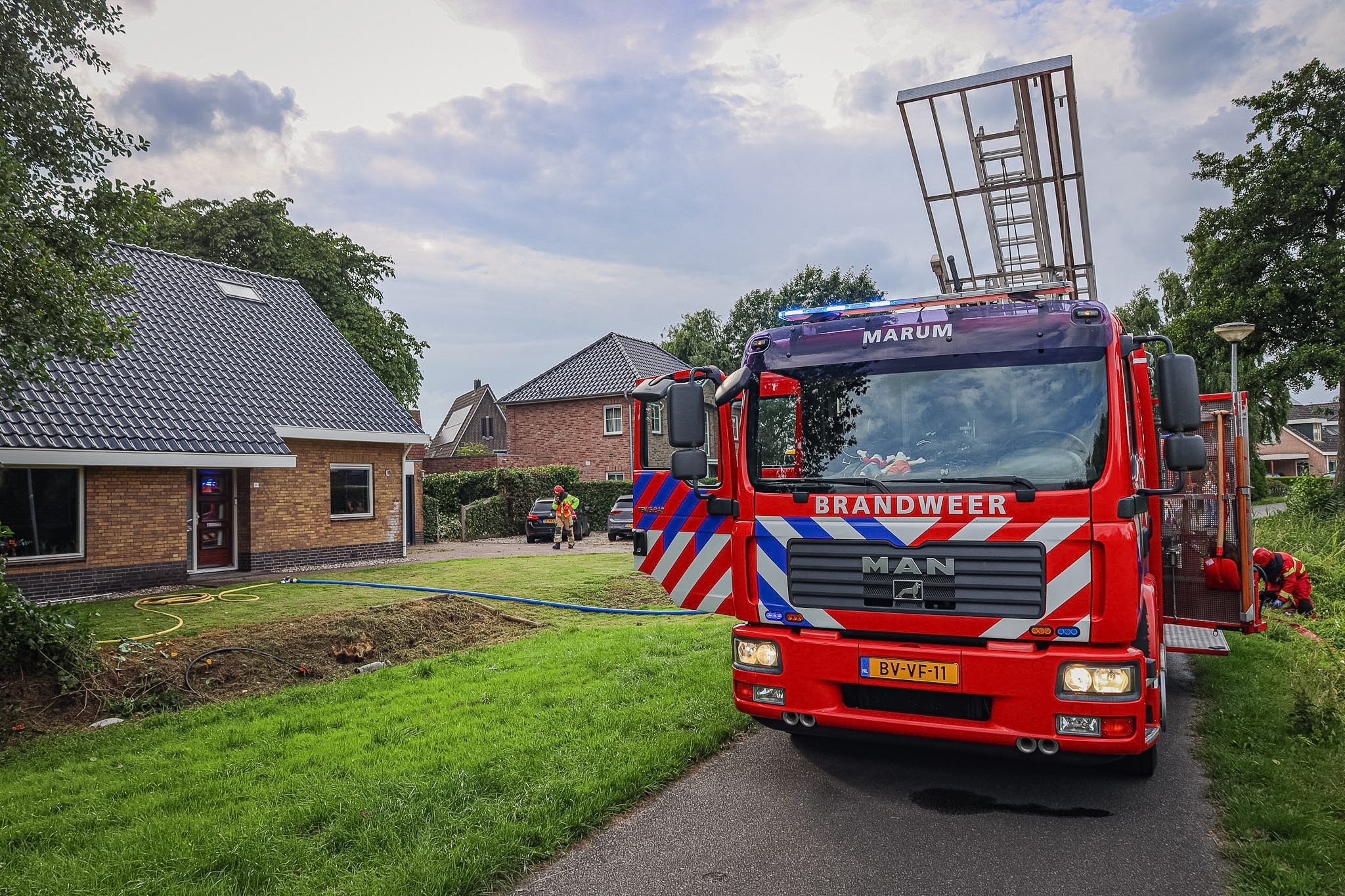 Overkapping vat vlam bij woning
