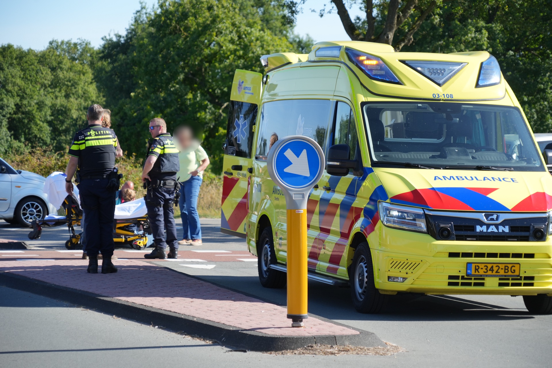 Automobilist botst met fietser in Roden