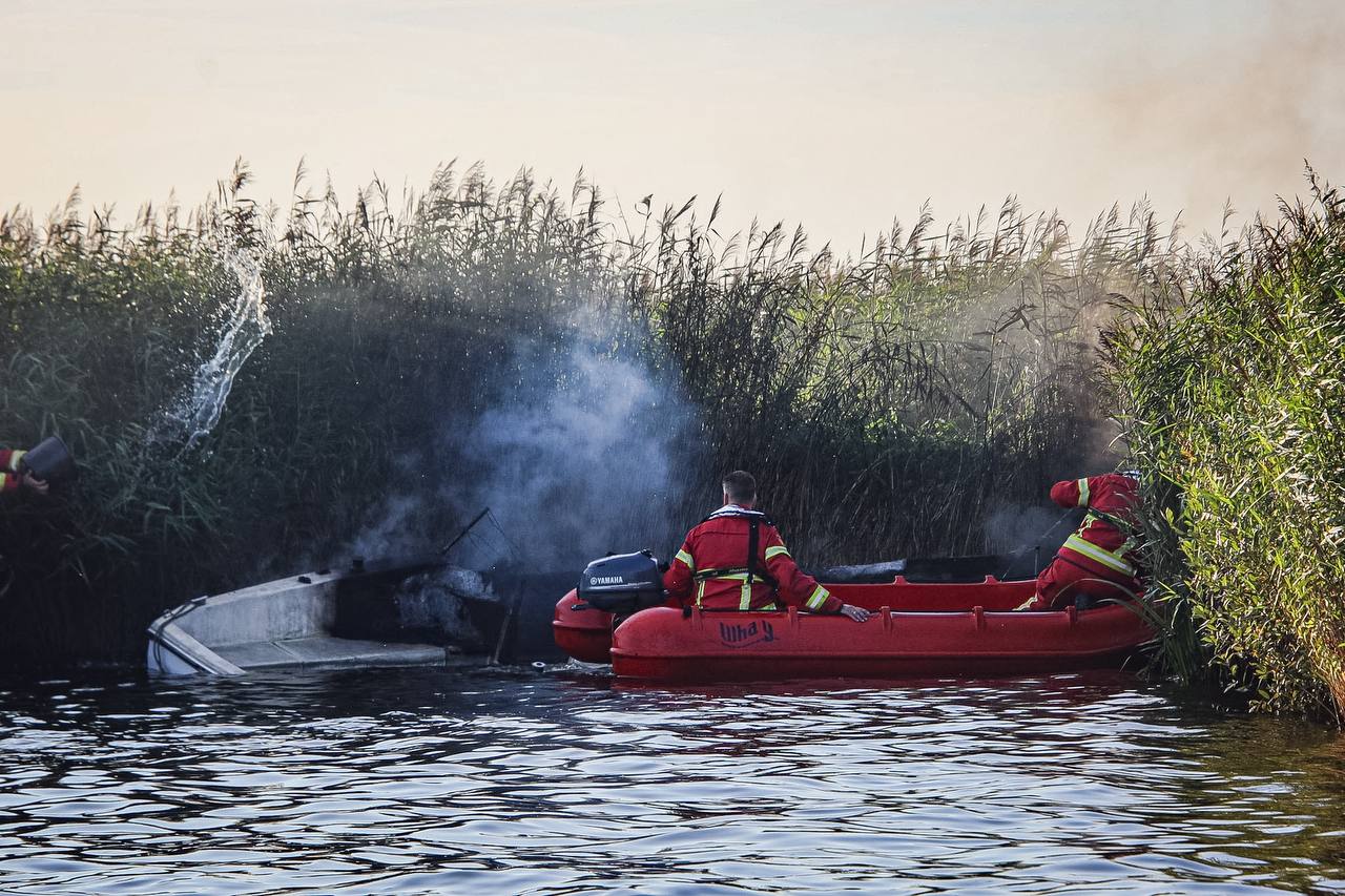 Boot gaat verloren bij brand op Leekstermeer