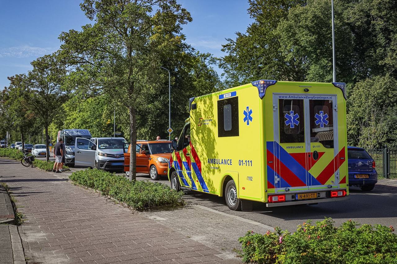 Auto's botsen op Tolberterstraat in Leek