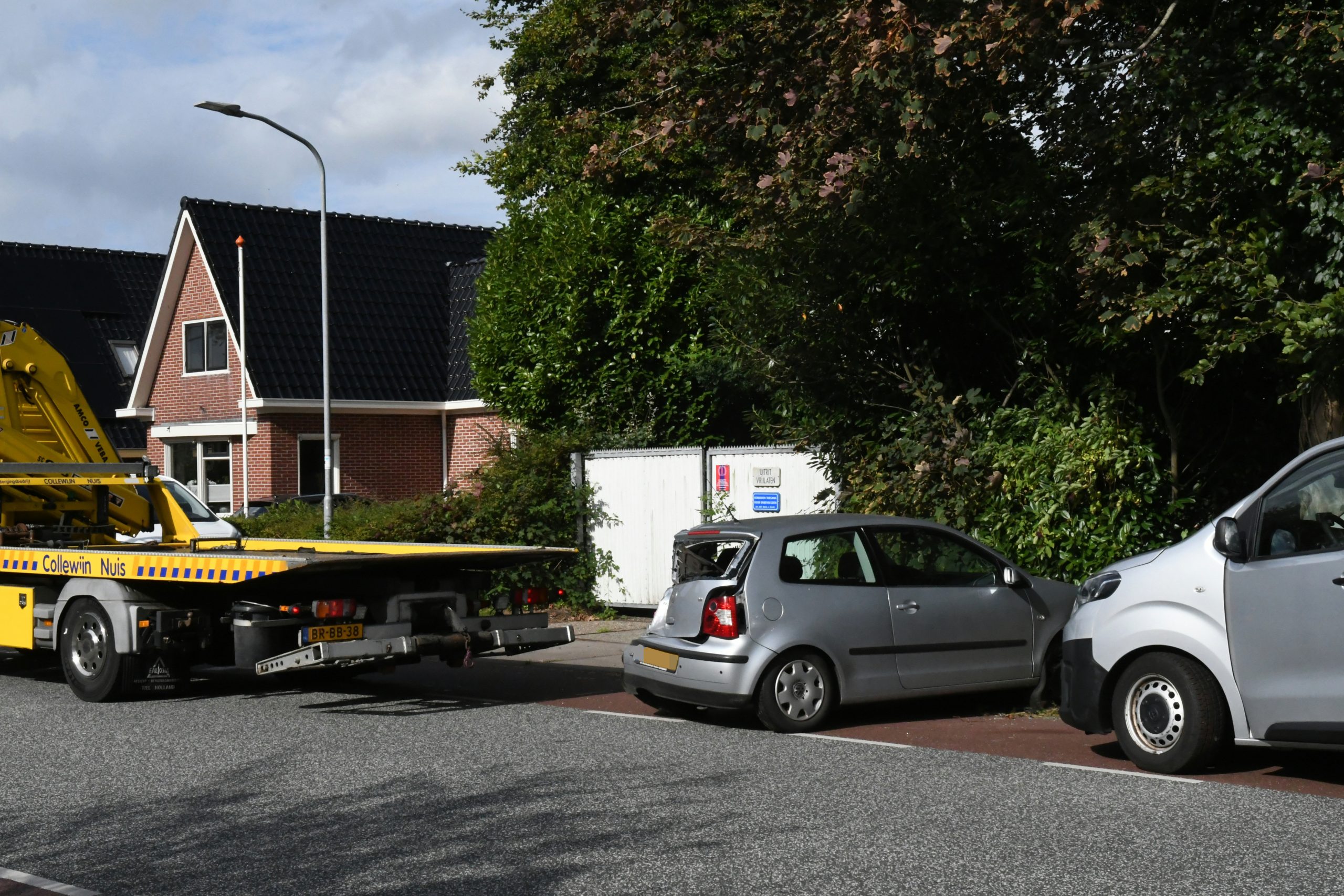 Taxibusje botst op geparkeerde auto in Kornhorn