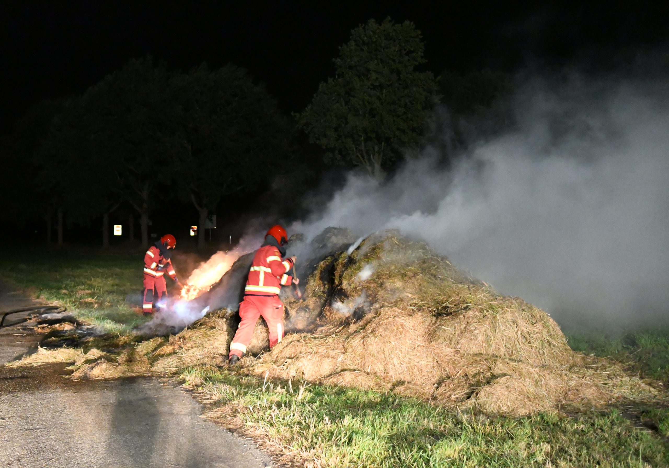 De brandweer van Marum werd woensdagavond rond kwart voor twaalf gealarmeerd voor een buitenbrand aan de Boerakkerweg in Niebert