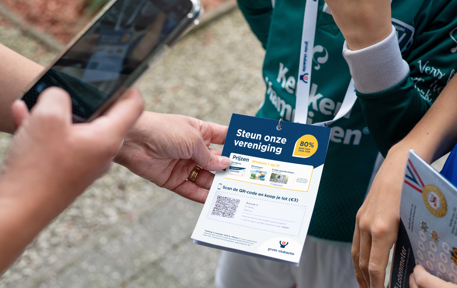 Grote Clubactie-QRcode scannen aan deur