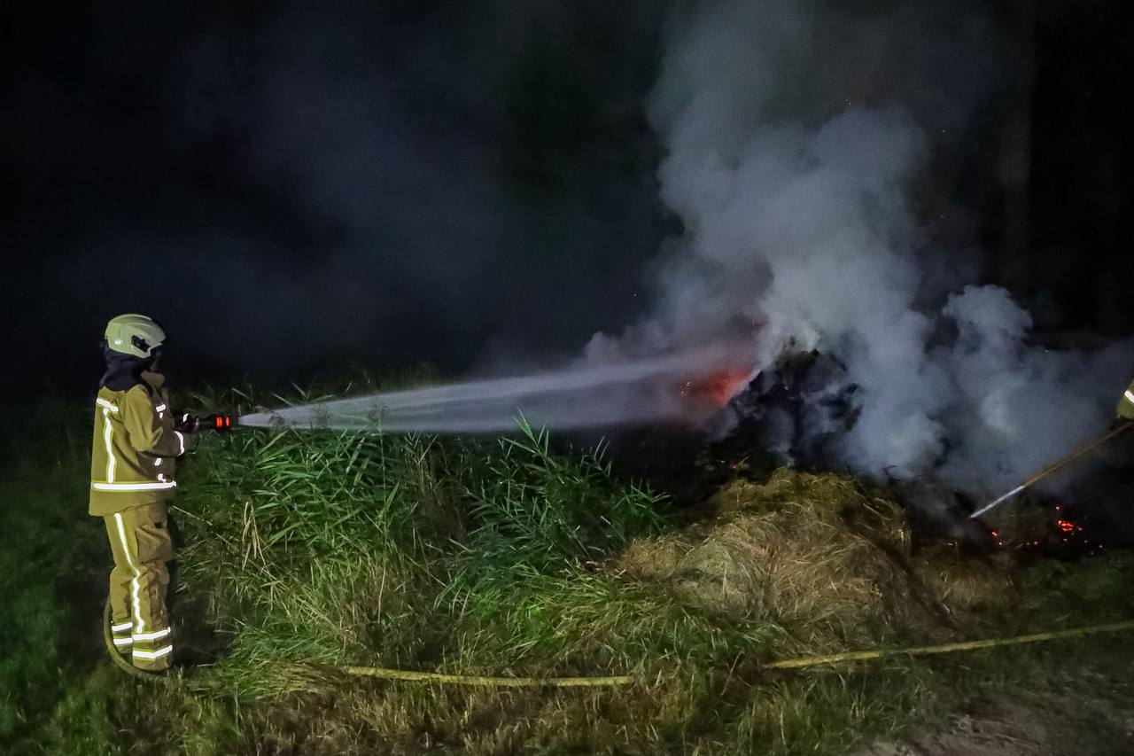 Roder brandweer blust buitenbrand in Leek