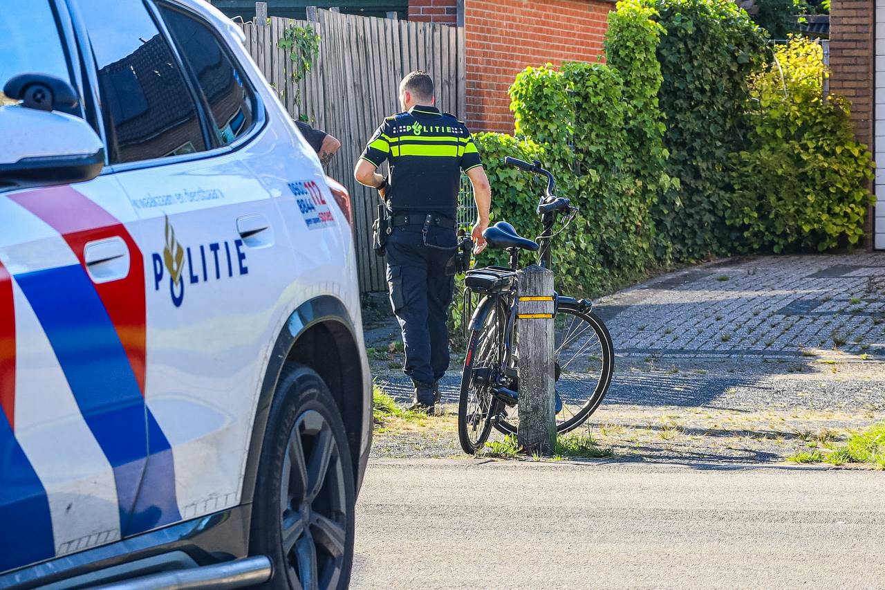 Auto en fietser botsen in Roden