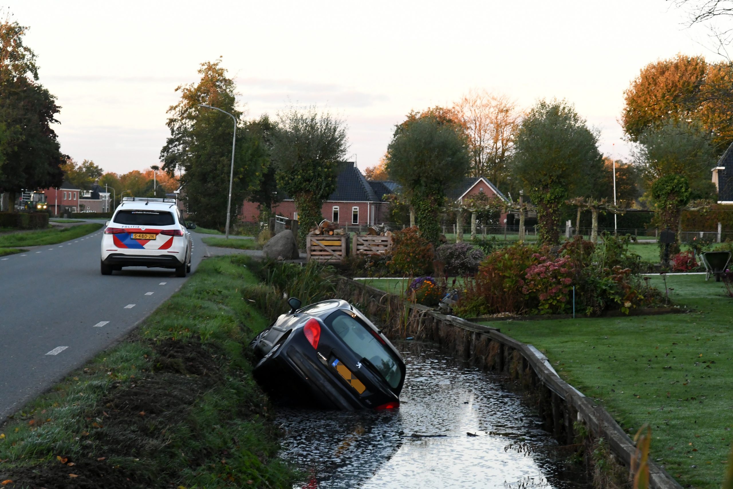 Auto te water langs N980 in Sebaldeburen