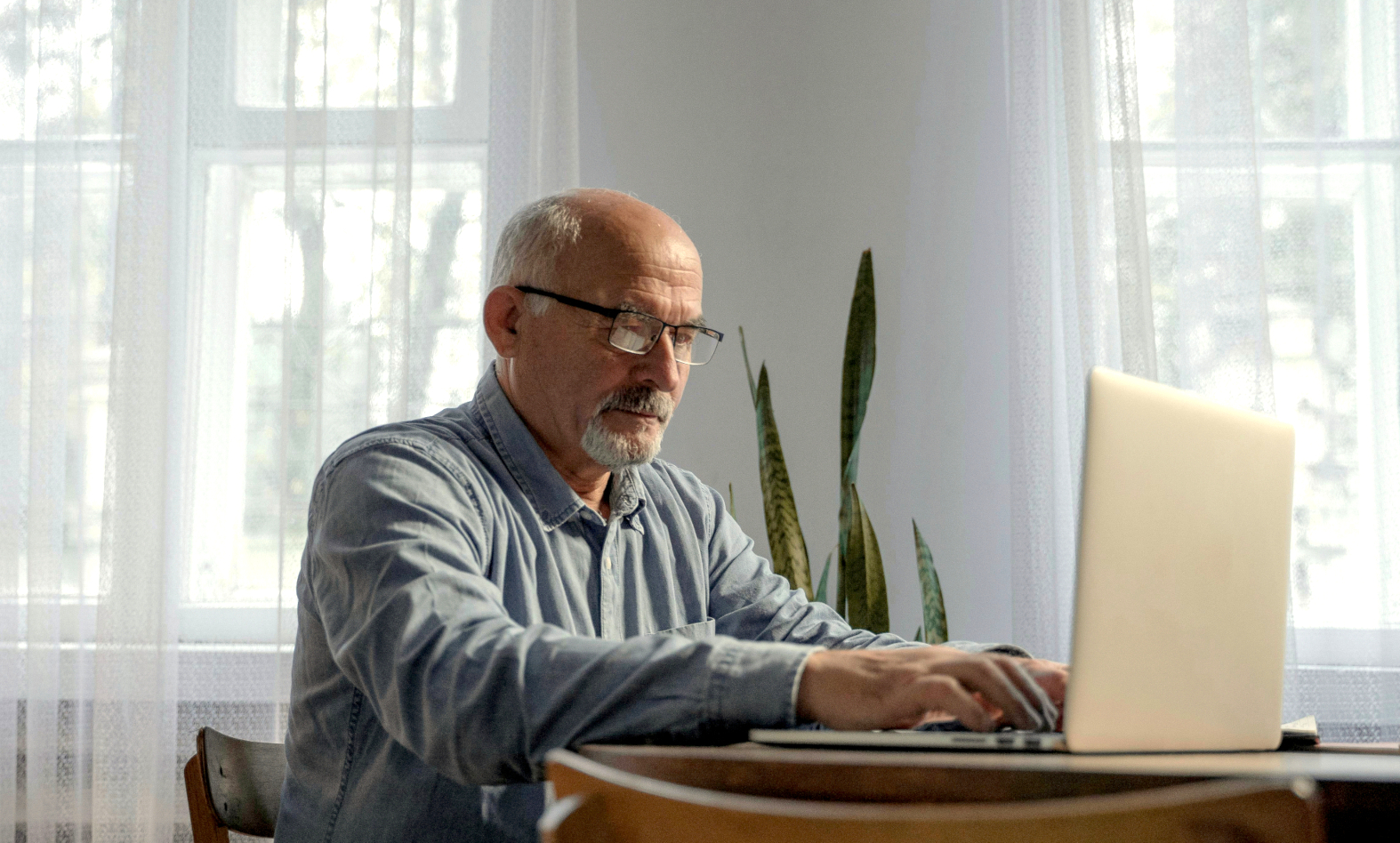 oudere-man-tafel-laptop_Pexels-2025