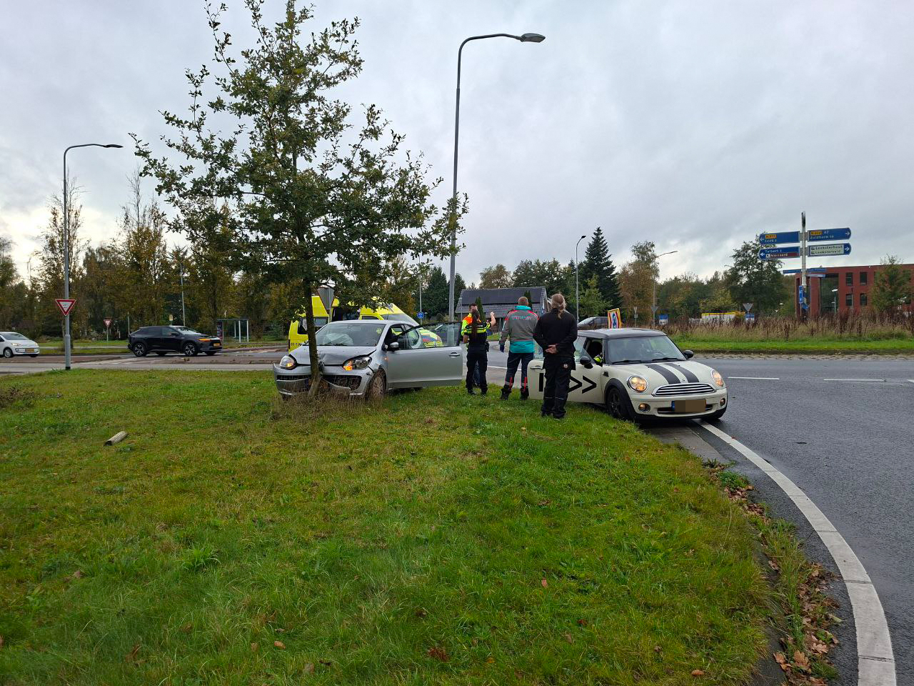 Auto tegen boom op N372 in Leek