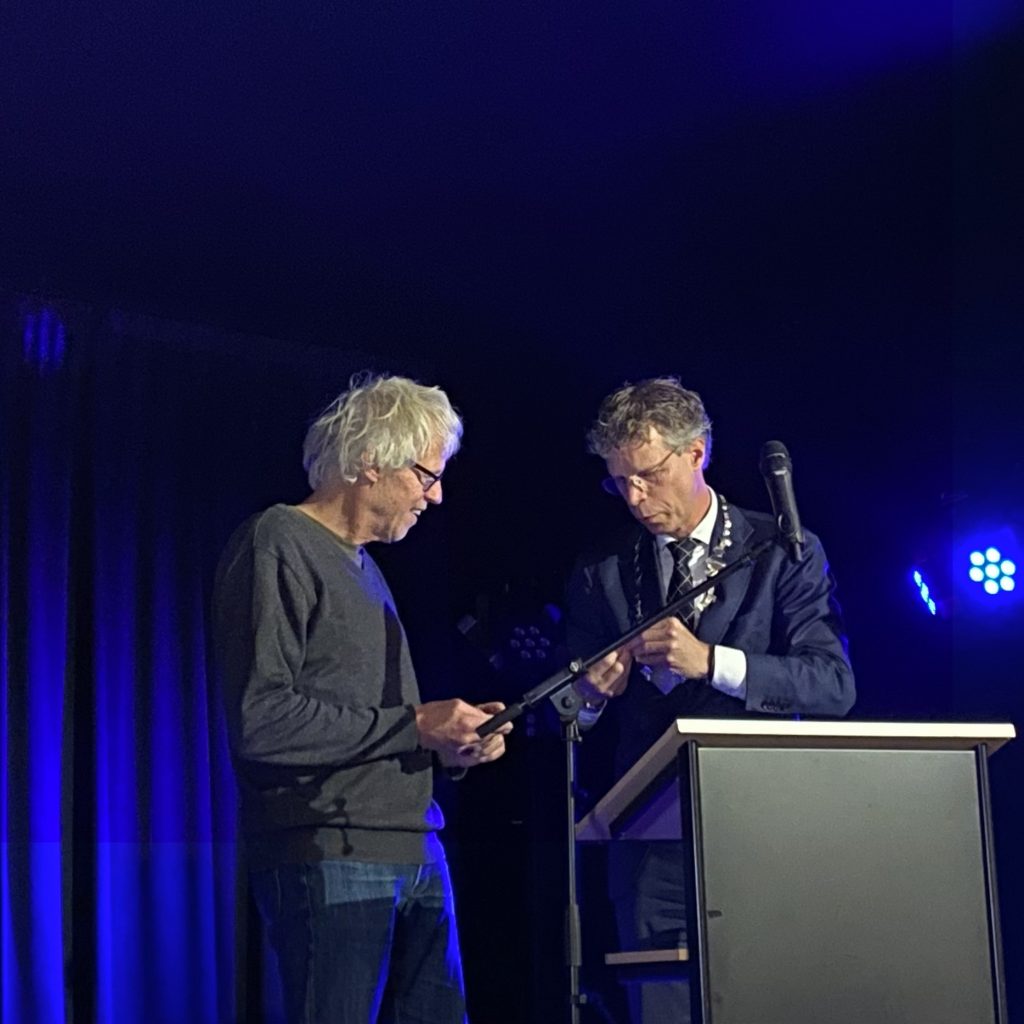 Peter de Haan ontvangt de Abel Tasman erepenning