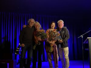 Erepenningen en bos bloemen ontvangen