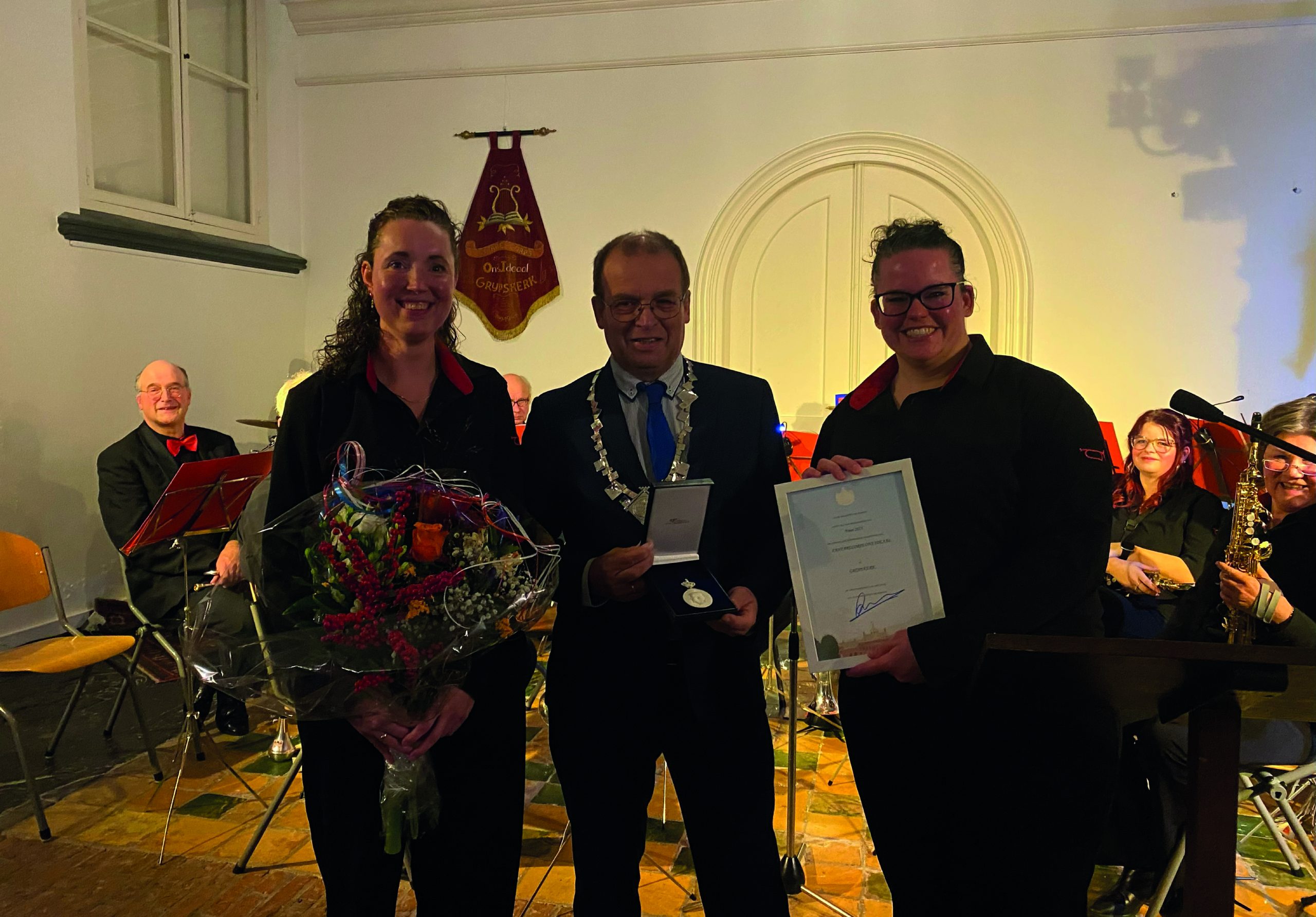 Locoburgemeester rijkt koninklijke erepenning uit