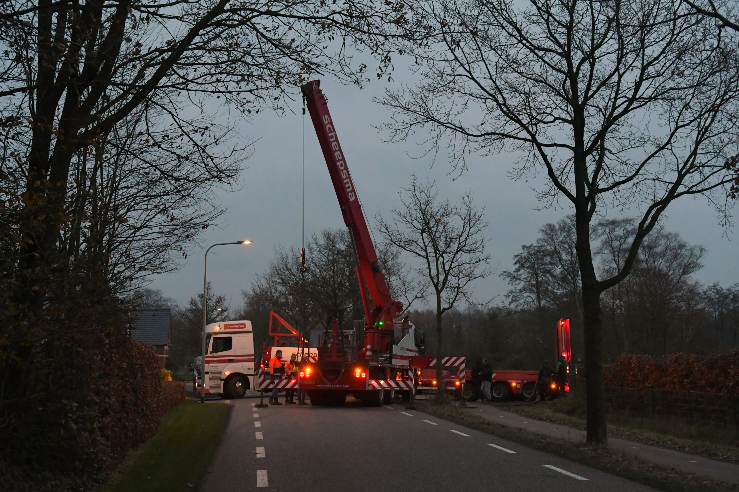 Dieplader blokkeert Nieuweweg in Nuis