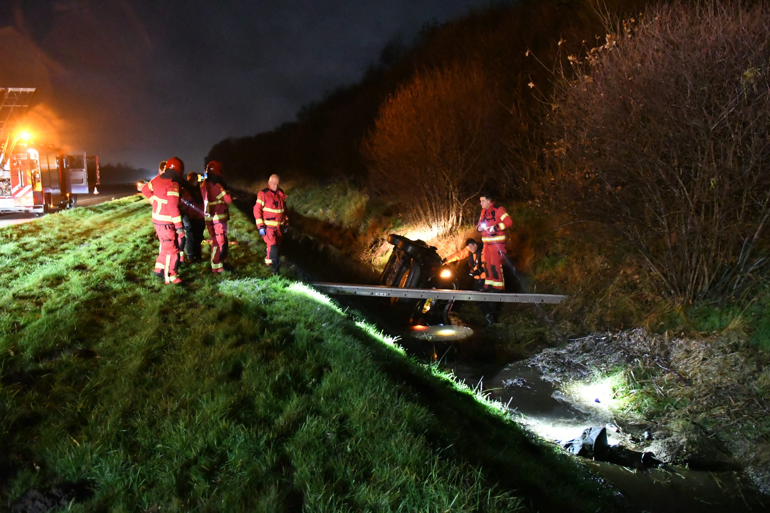 Auto te water op A7 bij Marum