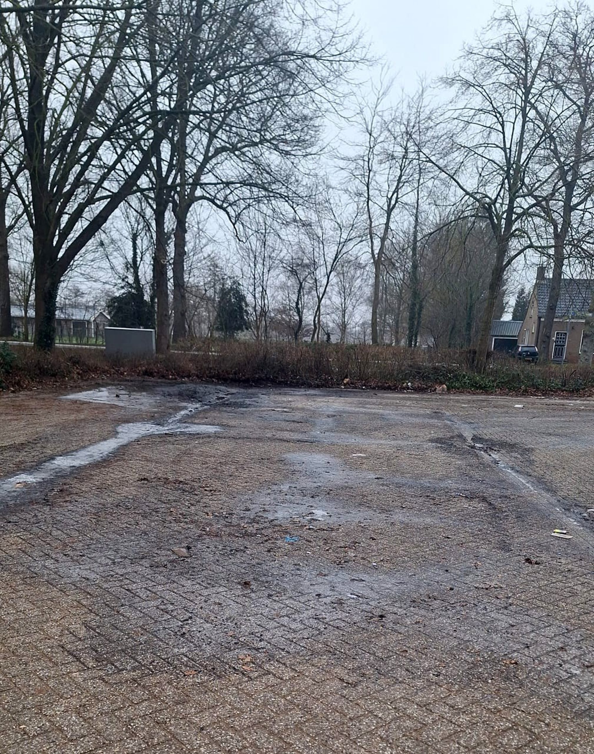 Brandweer blust containerbrand in Zevenhuizen