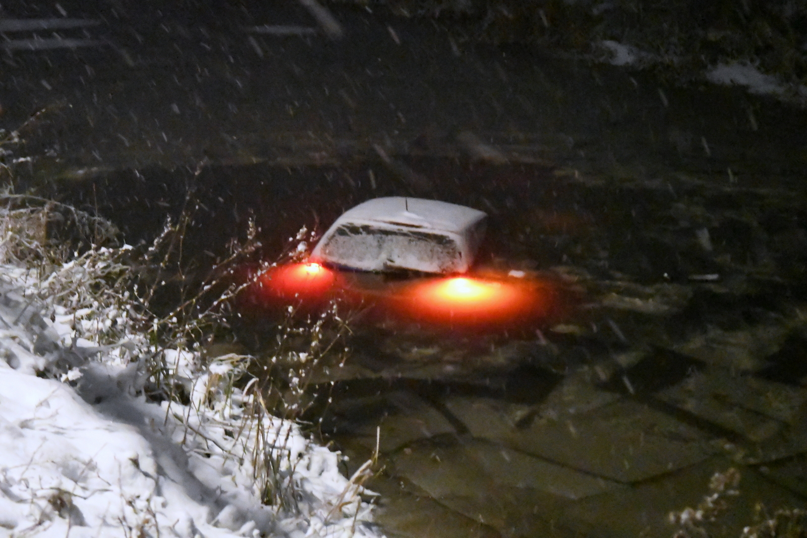 Auto door gladheid te water in Opende