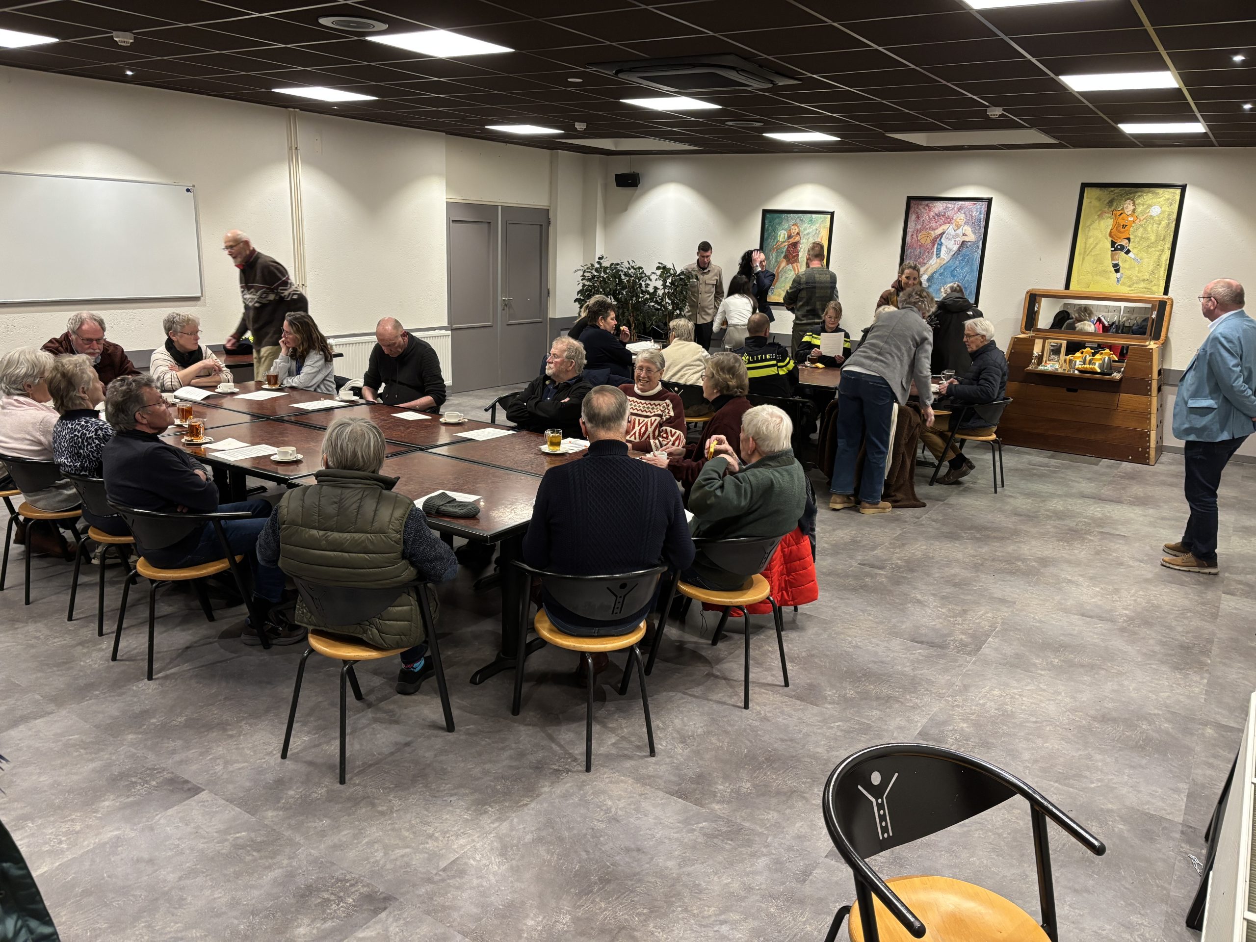 Warm welkom van omwonenden voor Oekraïnse vluchtelingen in Daan Hoeksemaflat in Roden