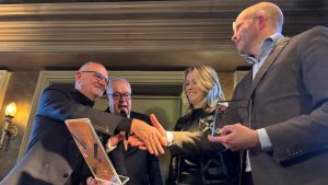 Het bedrijf Koopman Logistics Group uit Leek en Noordhorn heeft de jaarprijs gewonnen van de Ondernemersvereniging Westerkwartier.