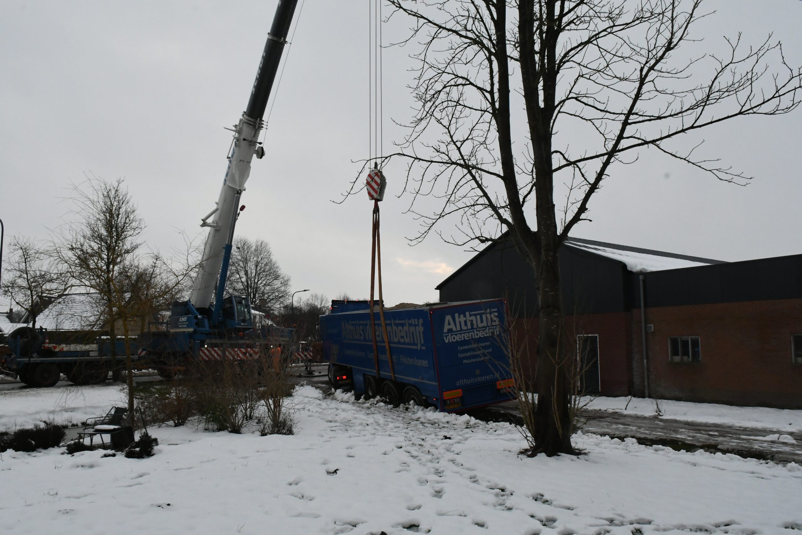 Een vrachtwagen geladen met zgn. "stabilisatie zand" heeft vandaag enkele uren vastgezeten op een oprit naar een boerderij aan de Molenweg in Niebert.  De vrachtwagen wilde achteruitrijden om zijn lading te lossen bij de boerderij, waar een nieuwe vloer gestort zou worden. Door de gladheid gleed de vrachtwagen de greppel in, en kwam muurvast te zitten. Er is nog wel geprobeerd met tractoren de combinatie los te trekken, maar dit bleek onbegonnen werk.  Pas na het middaguur kon met de bergingswerkzaamheden worden begonnen. Hiervoor moest een speciale kraan uit de Eemshaven komen. Samen met bergingsbedrijf Poort was de klus in een dik uur geklaard.  Vanwege de bergingswerkzaamheden was de Molenweg enige tijd afgesloten voor het verkeer. Verkeer dat van Niebert naar Marum wilde, en andersom, kon via de J.H. de Boerstraat.  Het is nog niet bekend wanneer de vloer nu gestort gaat worden, liet de bewoonster weten aan 112marum