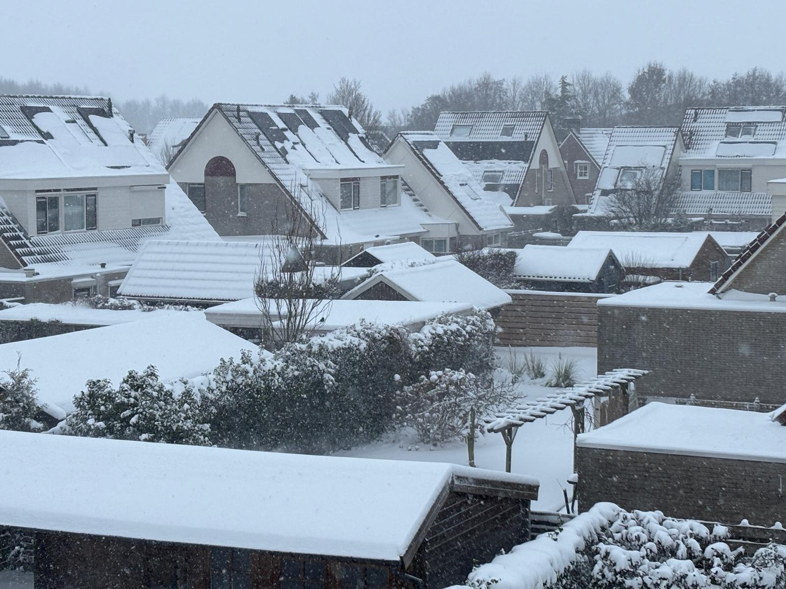 Vanwege het slechte weer blijven veel kinderen vandaag thuis.
