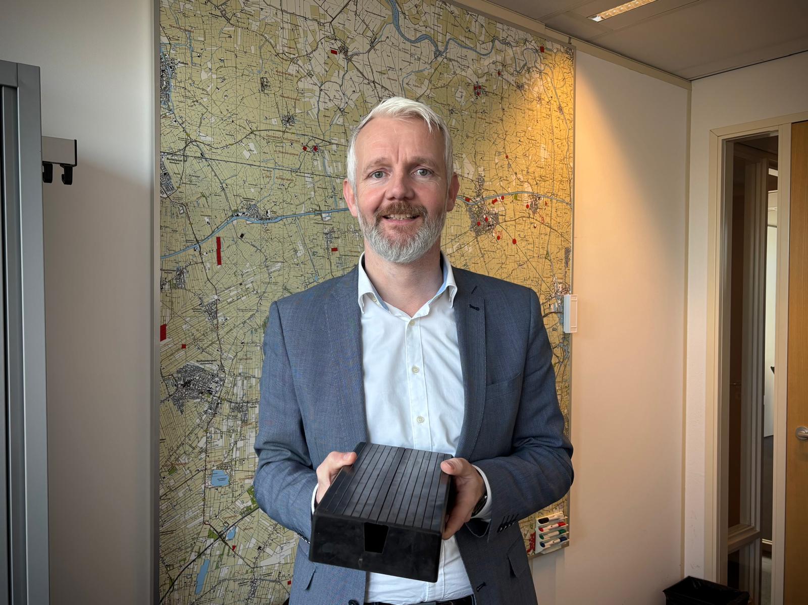 Bé Schollema met kabelgoottegel