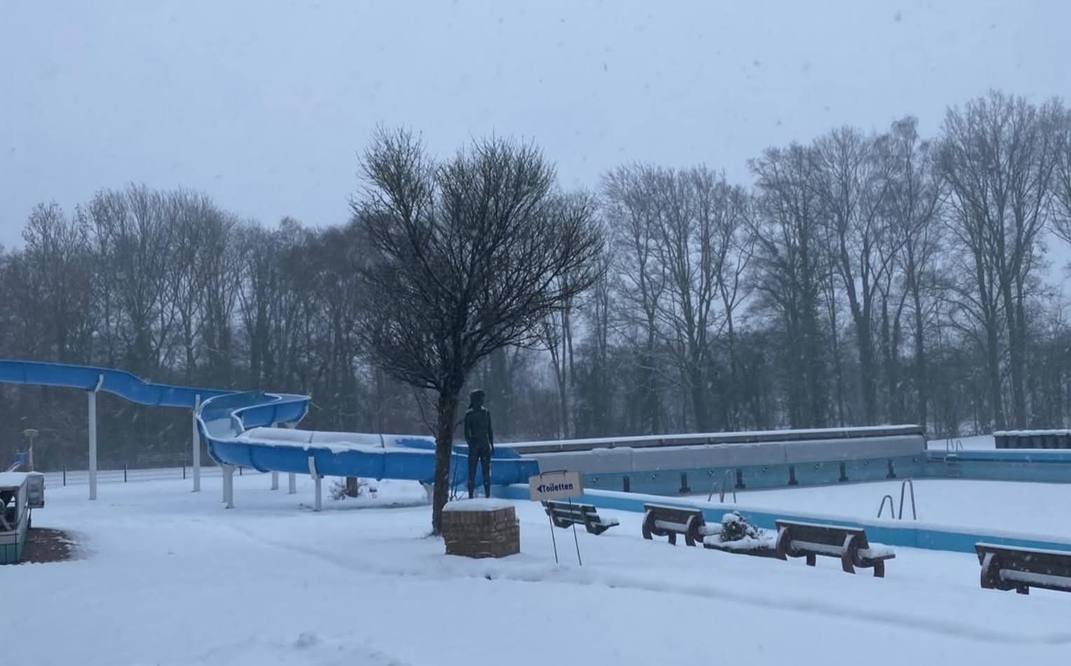 Zwemkasteel Nienoord winter dicht door sneeuw