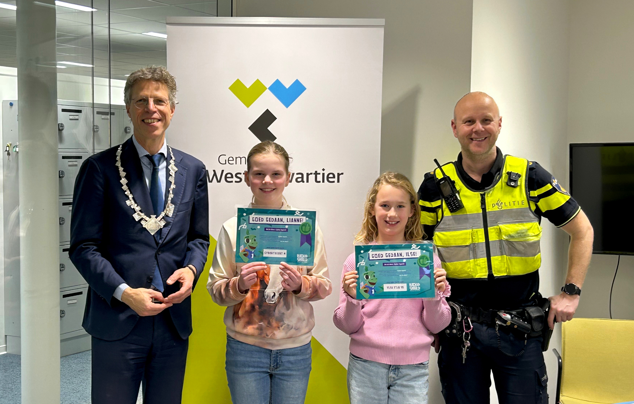 huldiging HackShield politiebureauLeek 21012026 -EvertBuiten