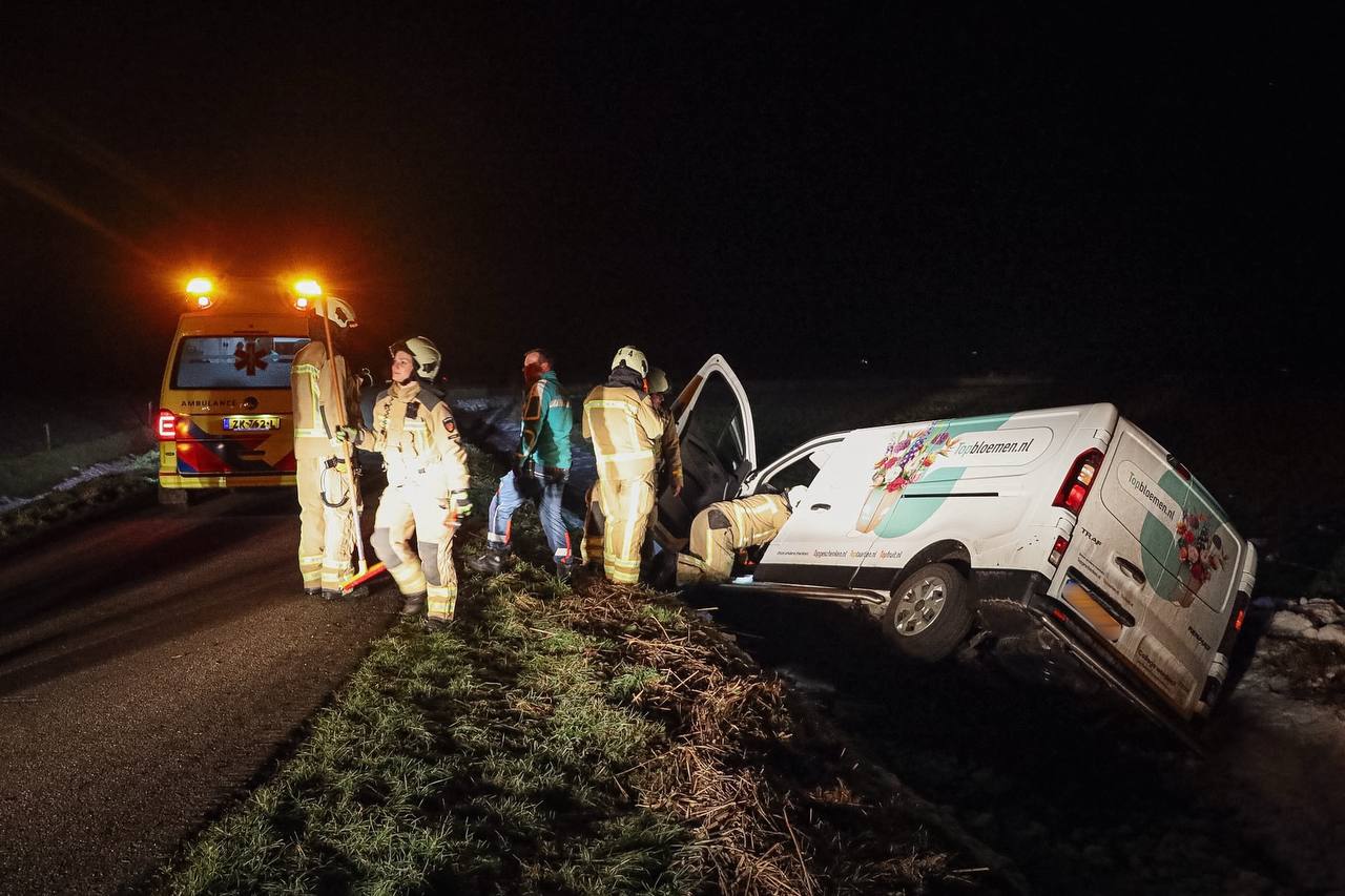 Auto in de sloot bij Roderwolde