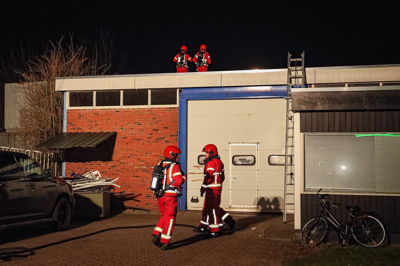 Brandweer rukt uit voor gebouwbrand op industriepark Leek