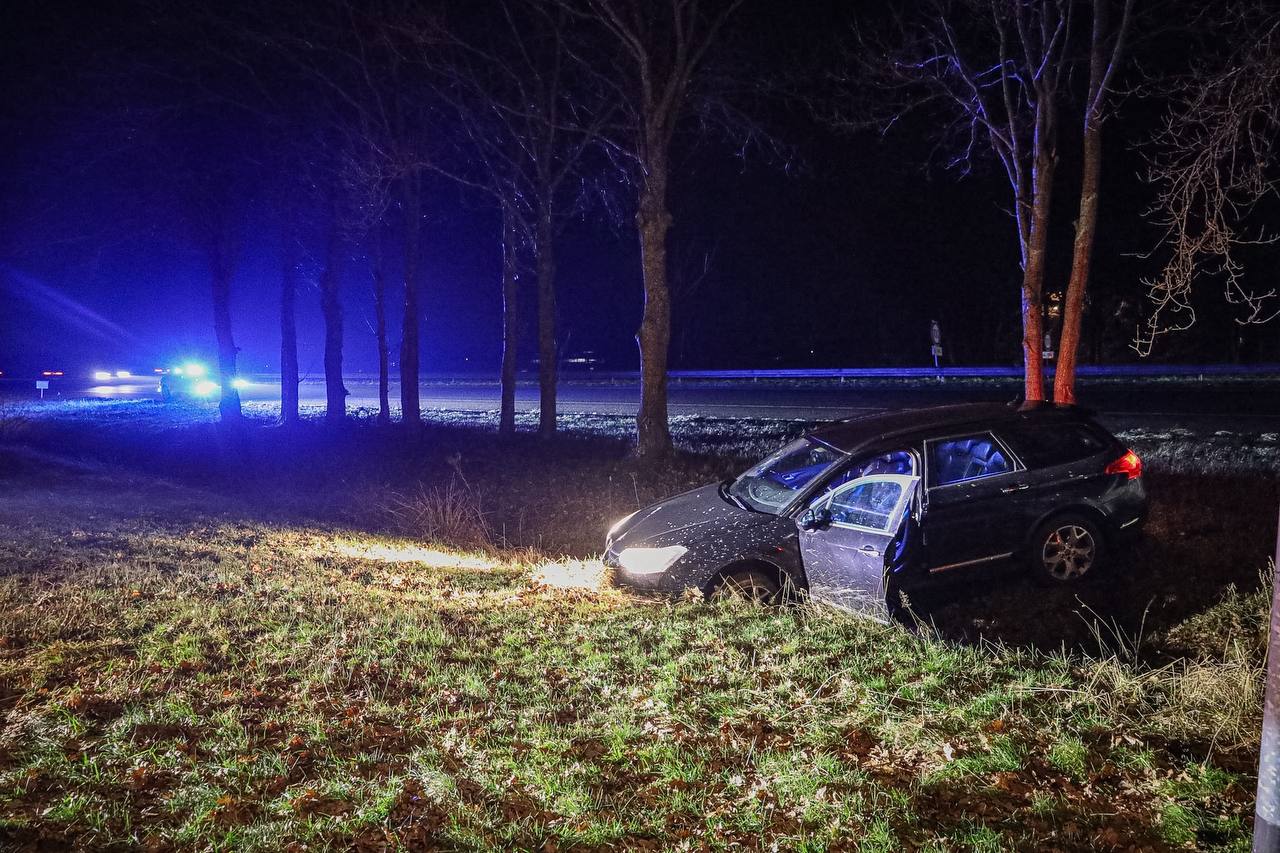 Auto in de sloot na politieachtervolging