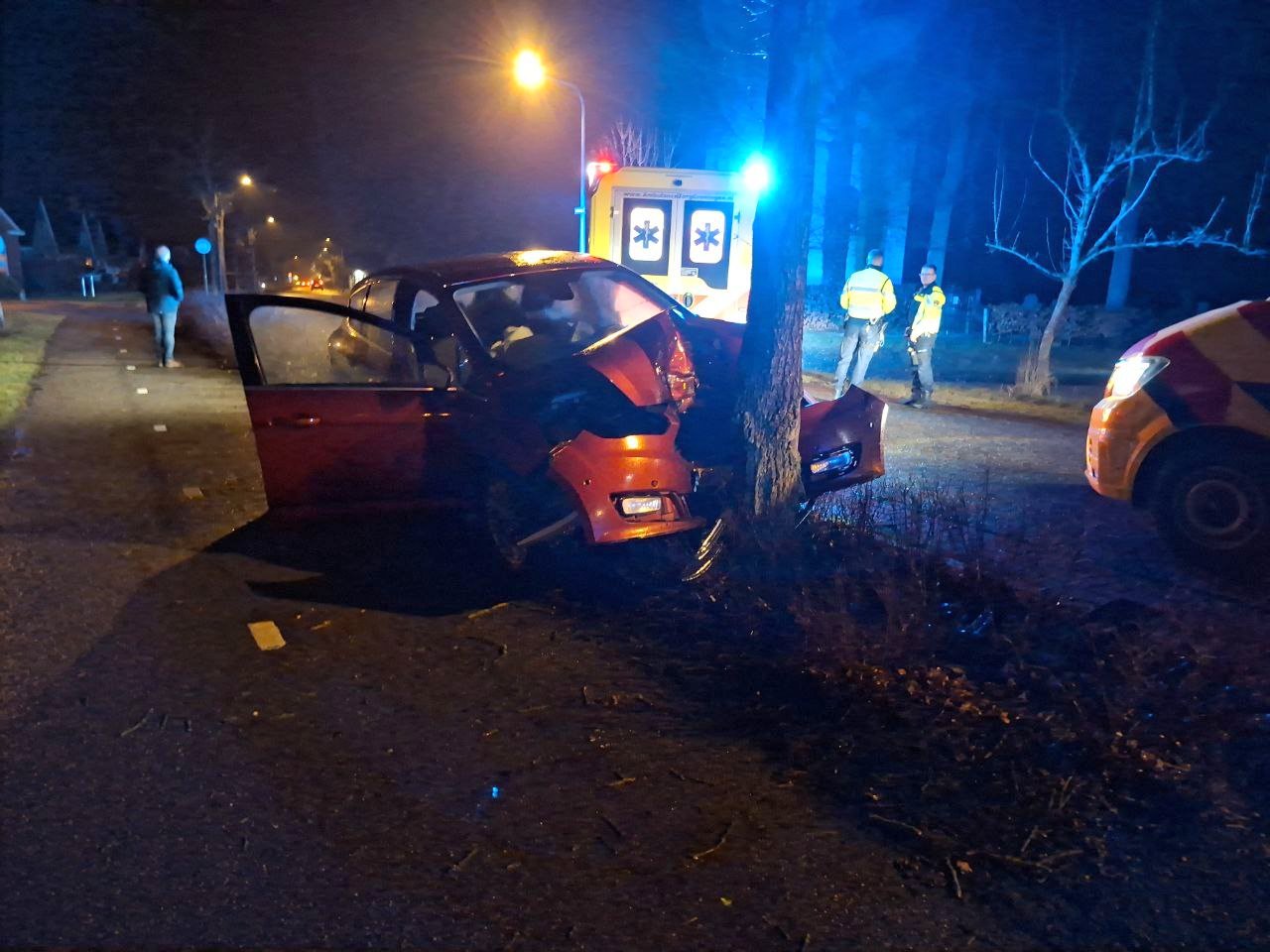 Auto botst tegen boom in Niebert