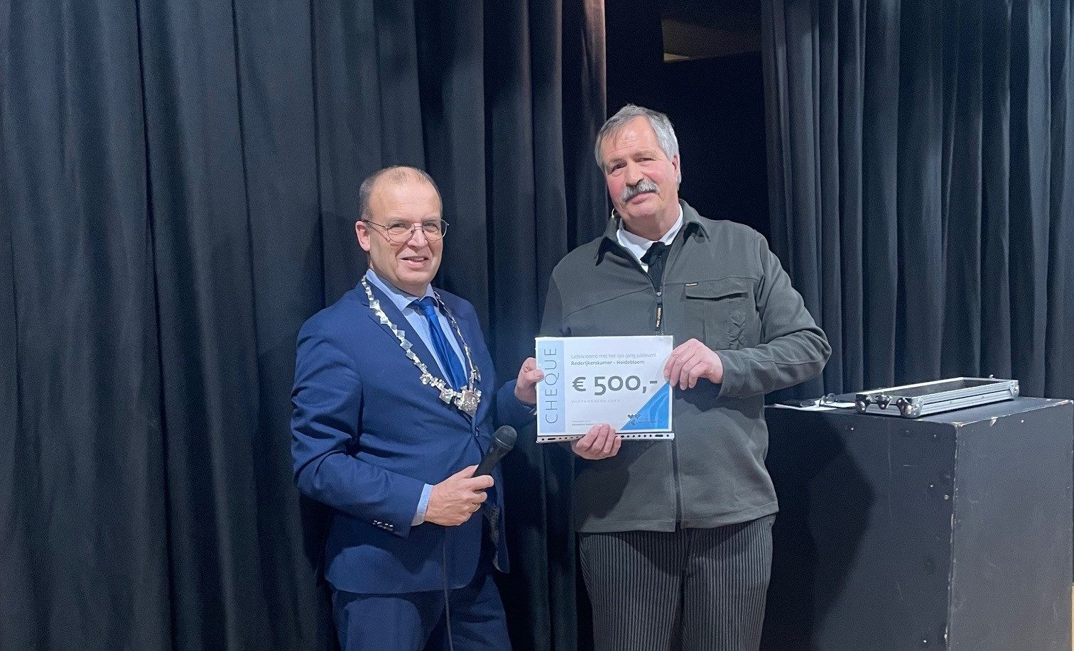 Foto overhandiging cheque Rederijkerskamer Heidebloem