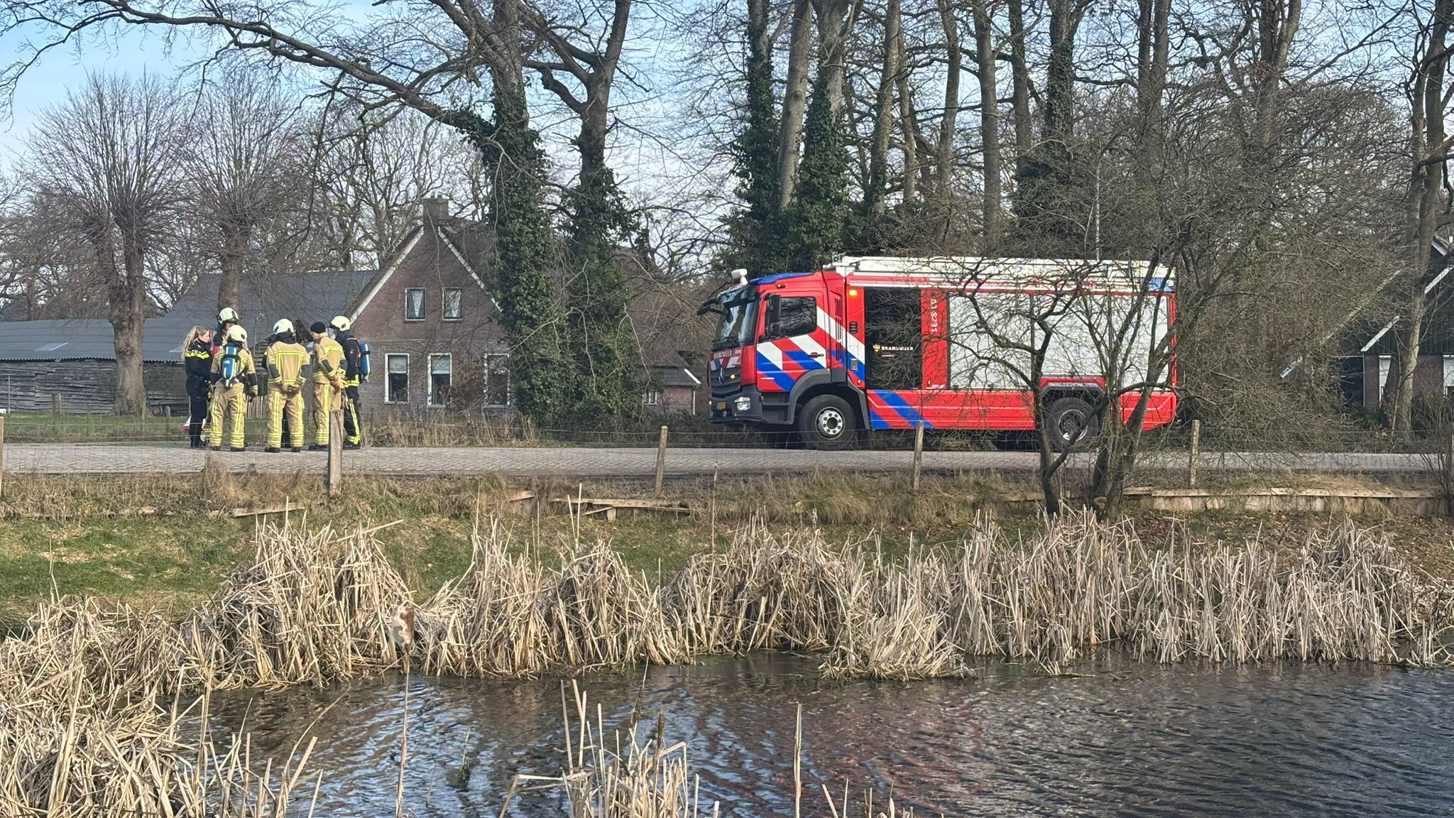 Gaslek na boring richel paal aan de Hoofdstraat in Peest