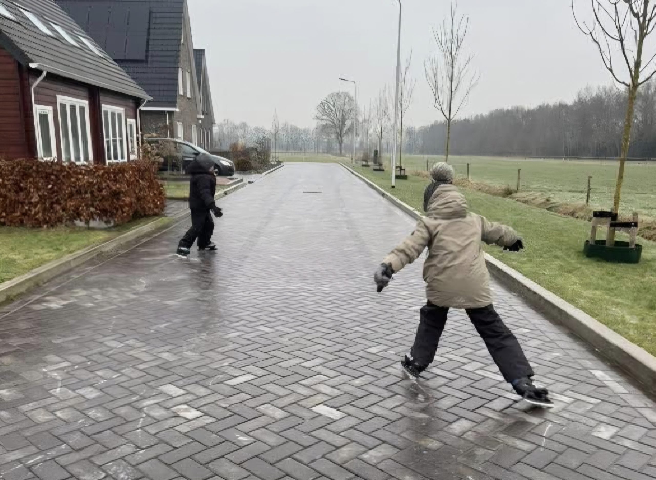Ijzel code rood februari kinderen schaatsen op straat